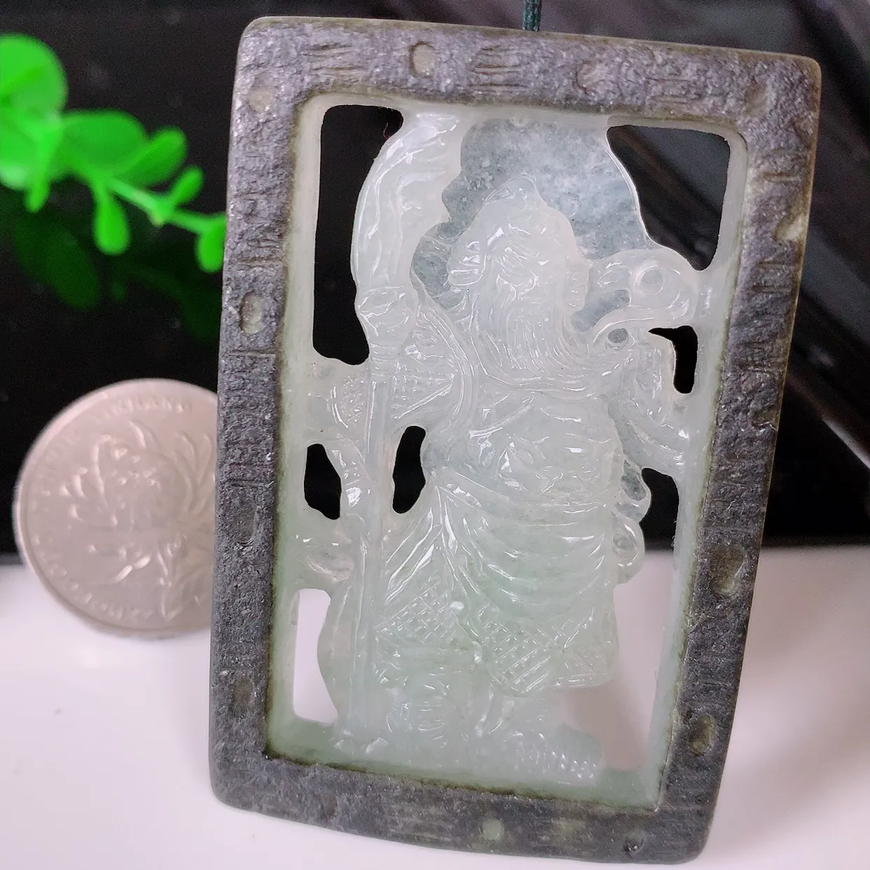 自然光实拍，特色镂空雕双彩翡翠关公吊坠。翡翠关公是生意人喜爱的财神爷，助您财运亨通，步步高升，关公威风凛凛中蕴含宽厚仁慈，质地细腻， 佩戴上身非常大气！#60.22