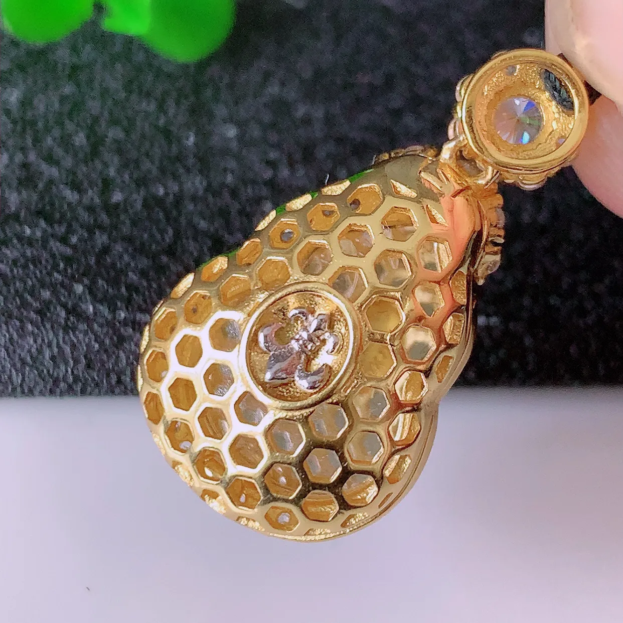 冰透满绿翡翠925银镶嵌葫芦吊坠，自然光实拍，翠色灵动，颜色漂亮，种老水足，品相佳，佩戴佳品！#97.16整体26.5*15*9.6 裸石 16*12