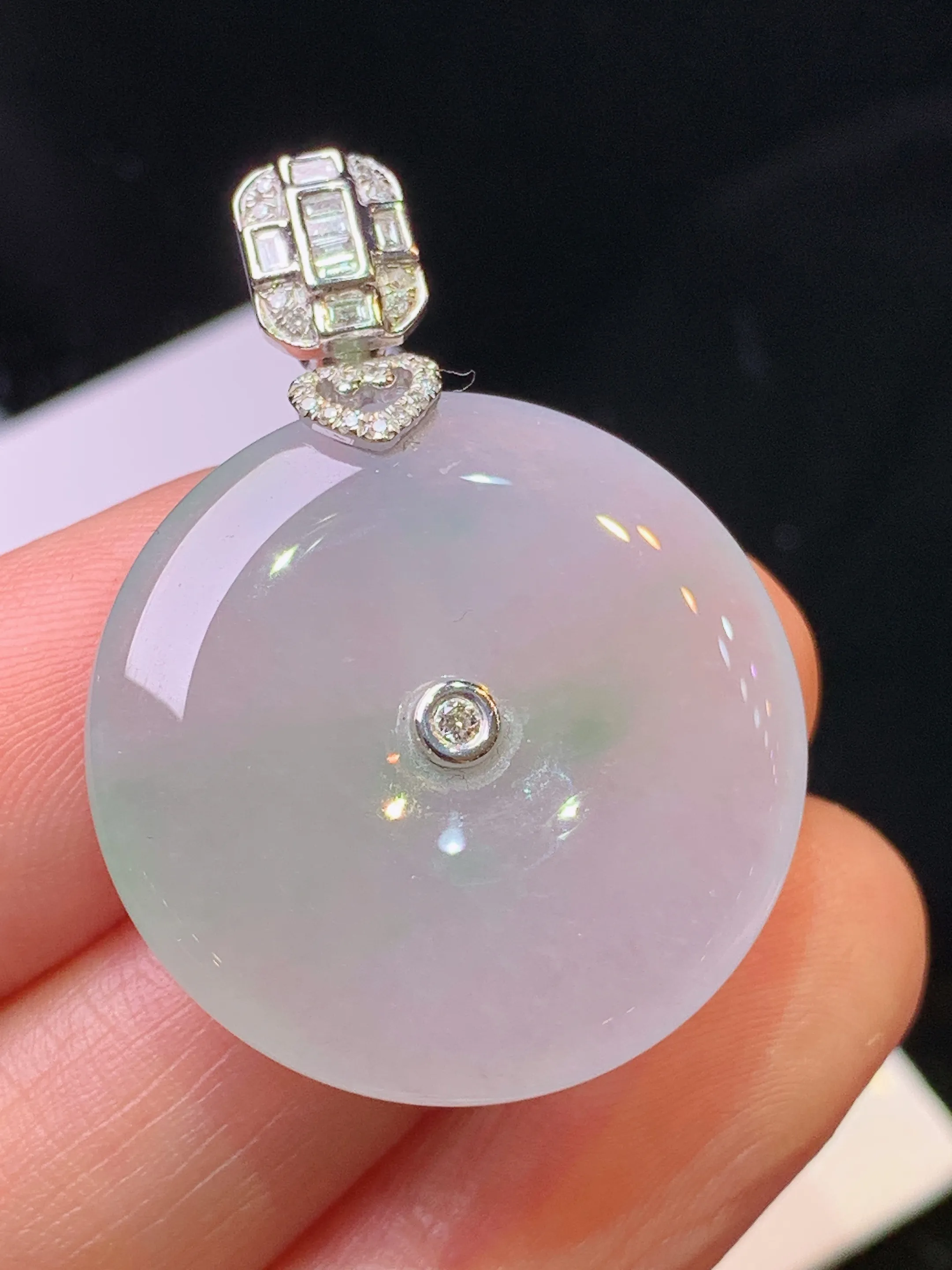 18k金钻镶嵌冰种飘绿平安扣吊坠 玉质细腻 色泽清新艳丽 整体尺寸35.5*26*5.8