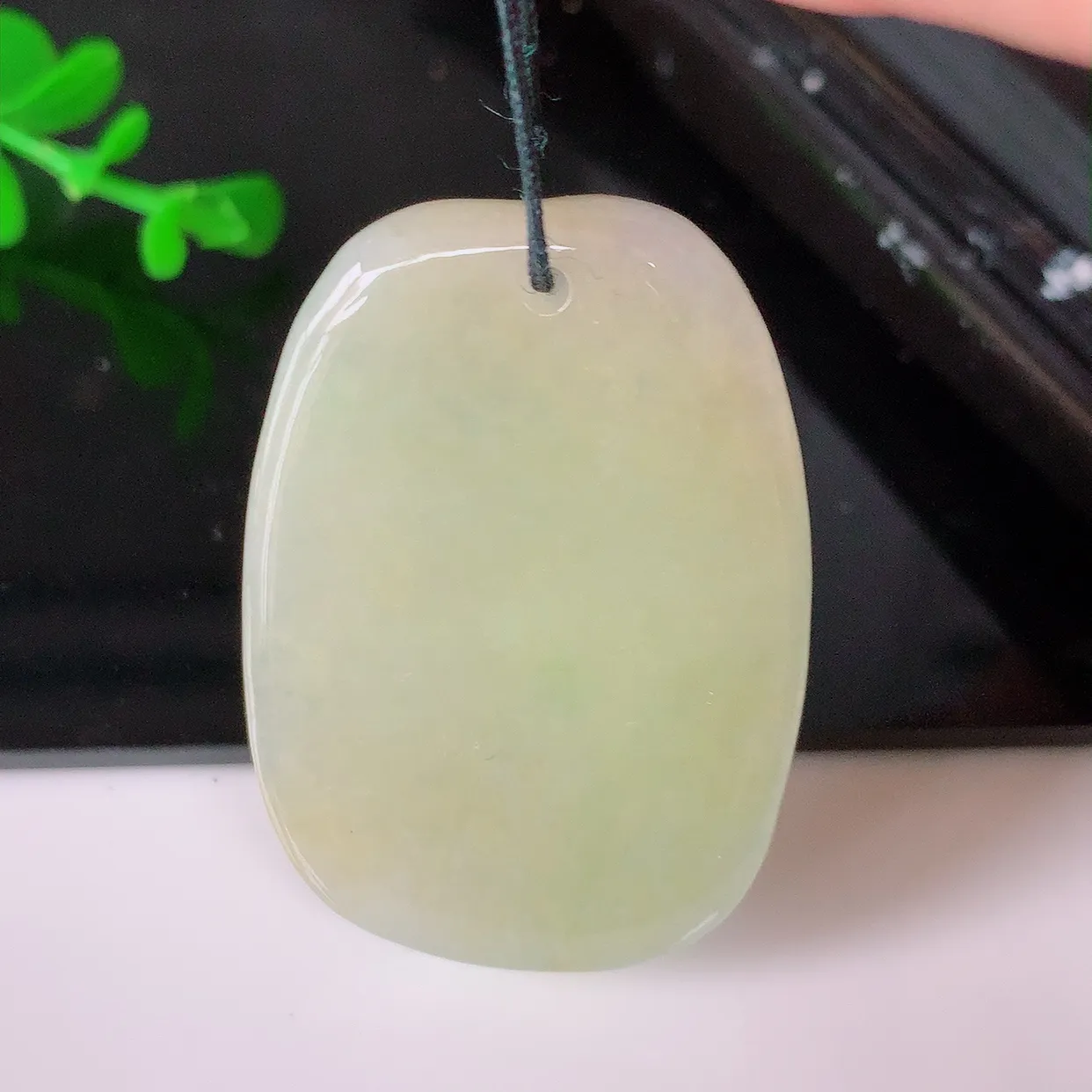 自然光实拍，特色黄翡翡翠随形悟道吊坠。悟道寓意“祥和，安宁，吉祥，幸福”，质地相当细腻，意境化设计雕刻，取道法自然、天人合一之意，很有意思的一件精品悟道，推荐入手， 个性之选。#60.22