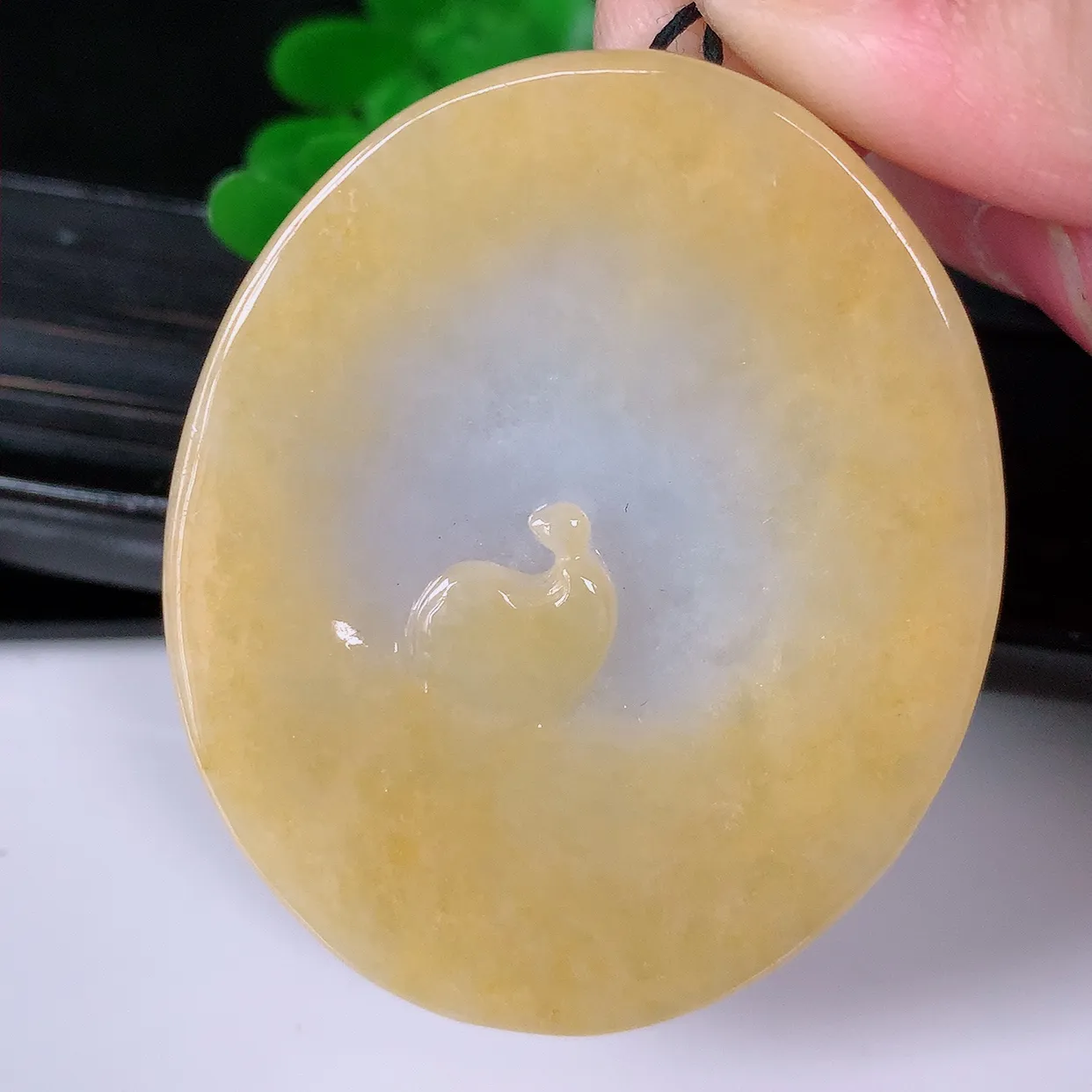 自然光实拍，特色水润黄翡翡翠随形悟道吊坠。悟道寓意“祥和，安宁，吉祥，幸福”，质地相当细腻，意境化设计雕刻，取道法自然、天人合一之意，很有意思的一件精品悟道，推荐入手个性之选。#60.22