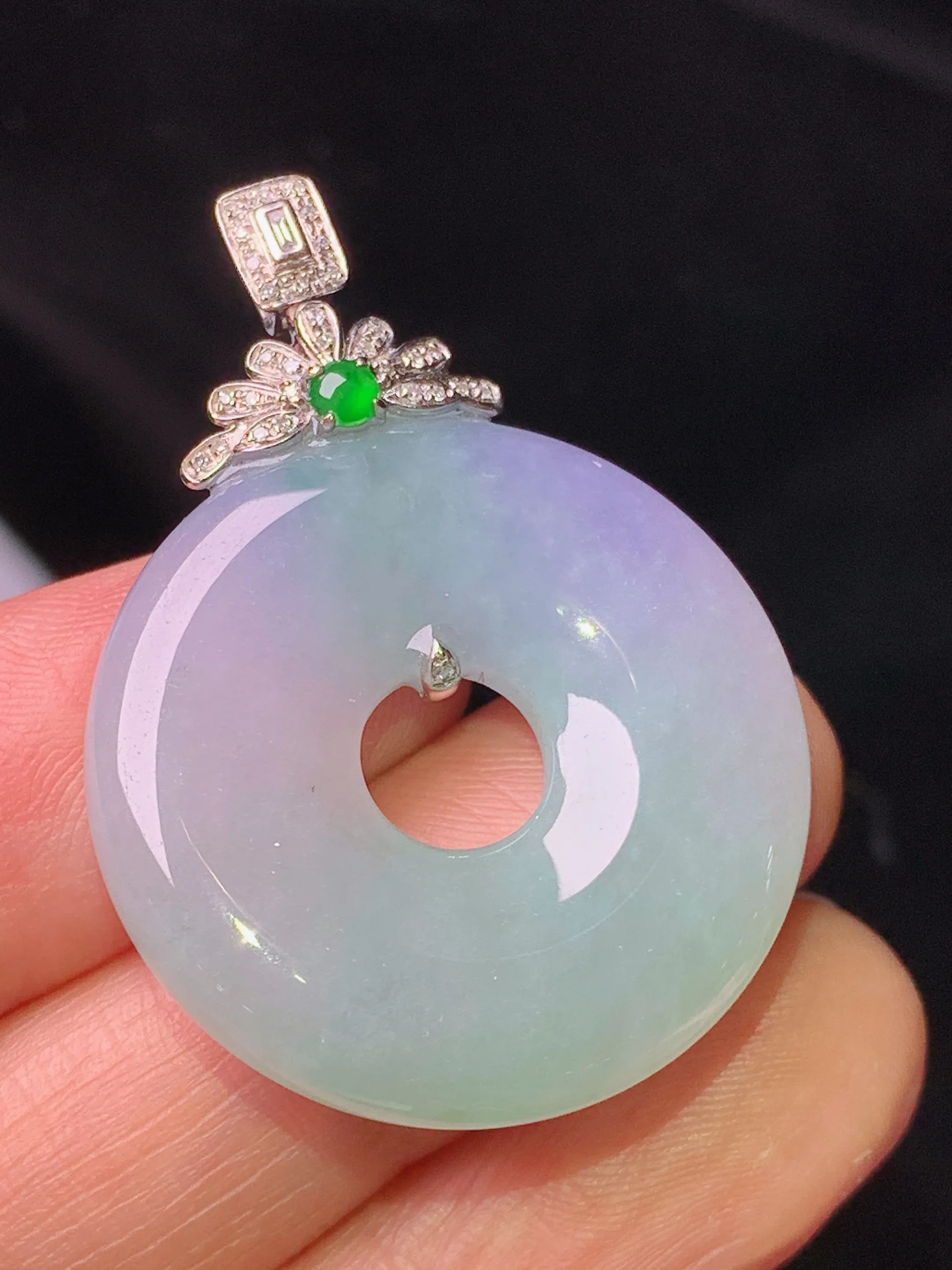 18k金钻镶嵌淡春彩平安环吊坠 玉质细腻 色泽清新艳丽 整体尺寸37.5*27*5.7