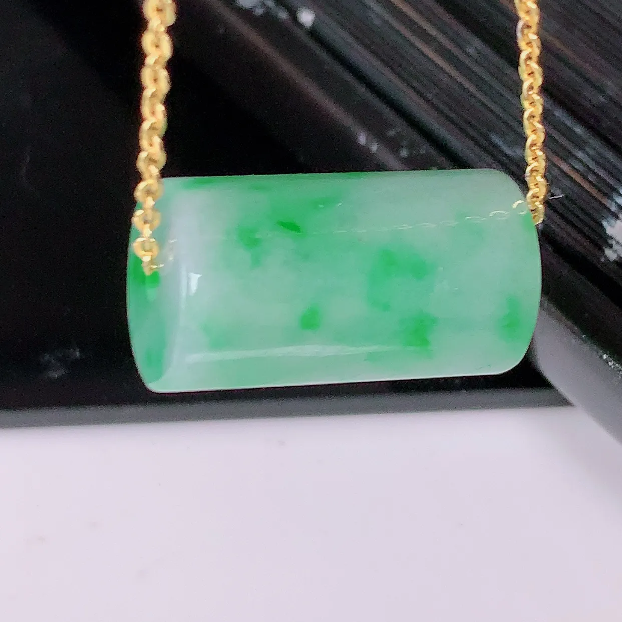 自然光实拍，冰润飘绿翡翠路路通吊坠，寓意时来运转、财源滚滚，款式新颖时尚，日常百搭的款！ 配图银链#05.22