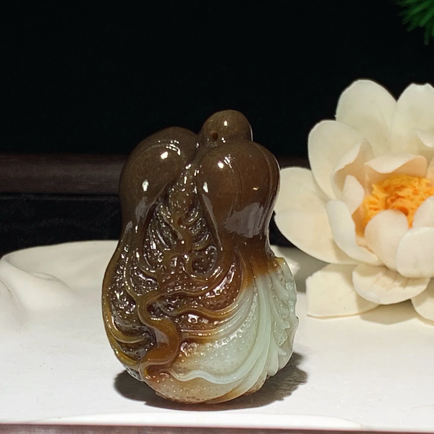 新疆和田玉且末糖遇百财白菜挂件 尺寸48/33/25重59克。玉质细腻油润。手推出油。佩戴高端典雅。lt260126