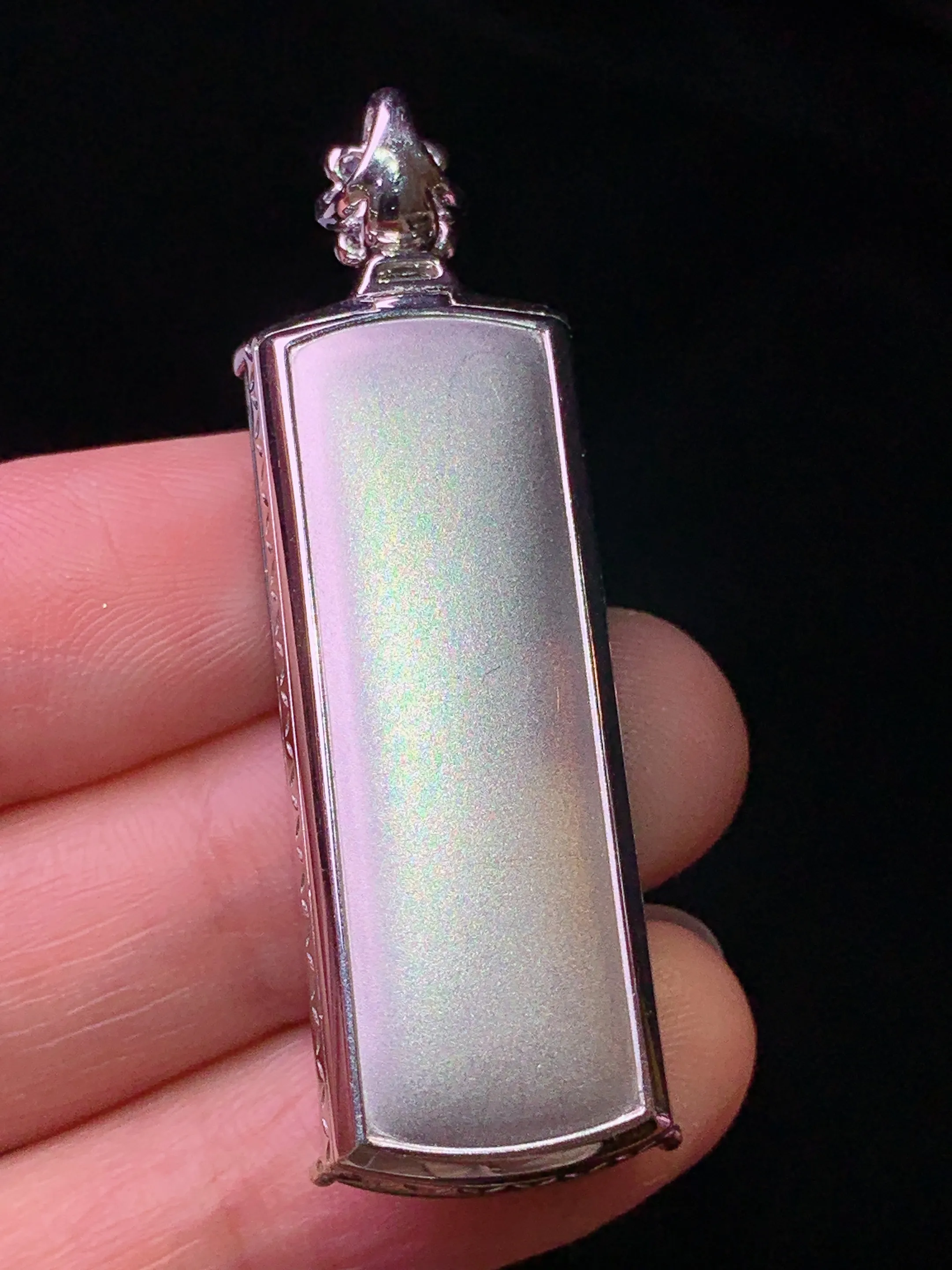 18k金钻镶嵌翠绿无事牌吊坠 玉质细腻 色泽清新艳丽 整体尺寸47*14.2*7.3