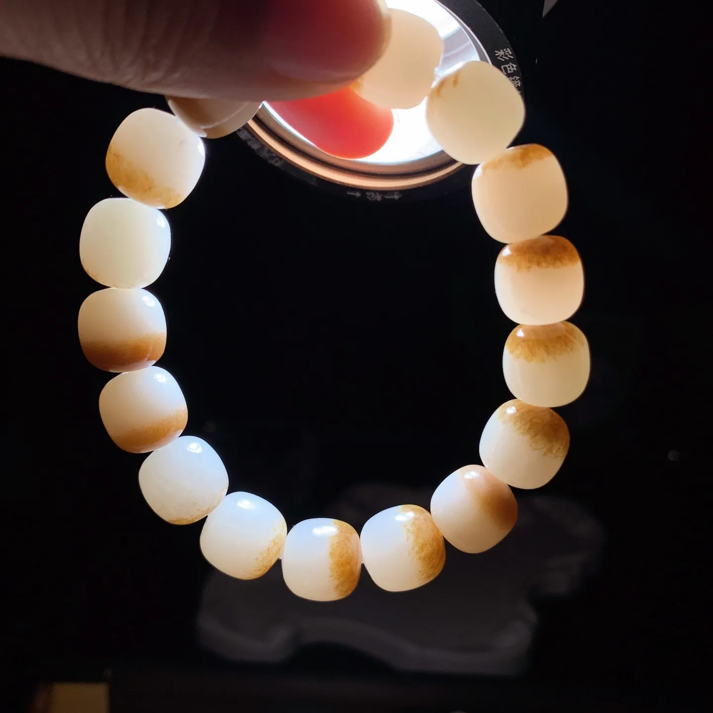 新疆和田玉且末糖老型珠手串 单颗尺寸12！玉质细腻油润。手推出油。佩戴高端典雅。lt260126