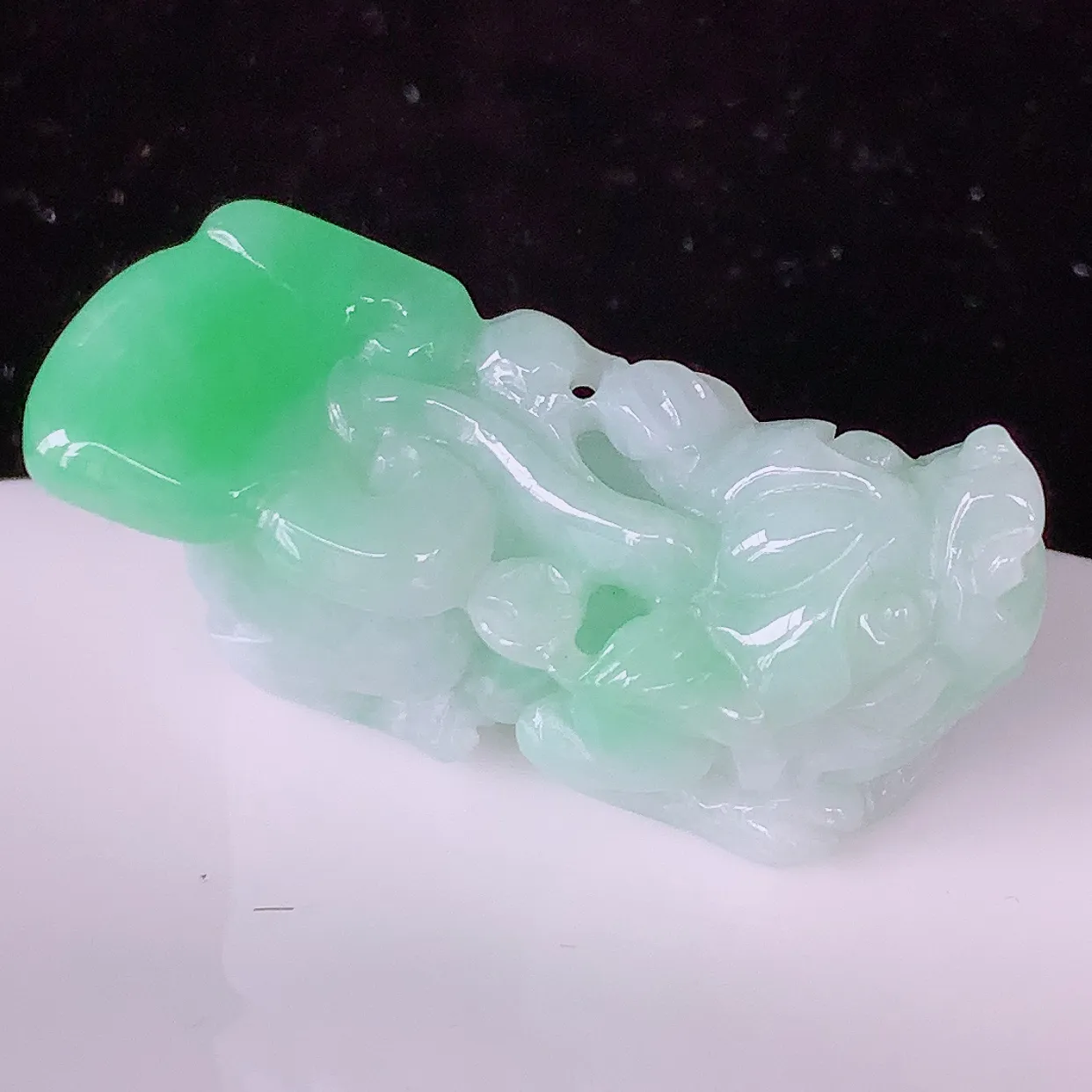 自然光实拍，冰润飘绿翡翠招财貔貅吊坠，民间有“一摸貔貅运程旺盛， 再摸貔貅财运滚滚，三摸貔貅平步青云 ”的美好祝愿。#81.22