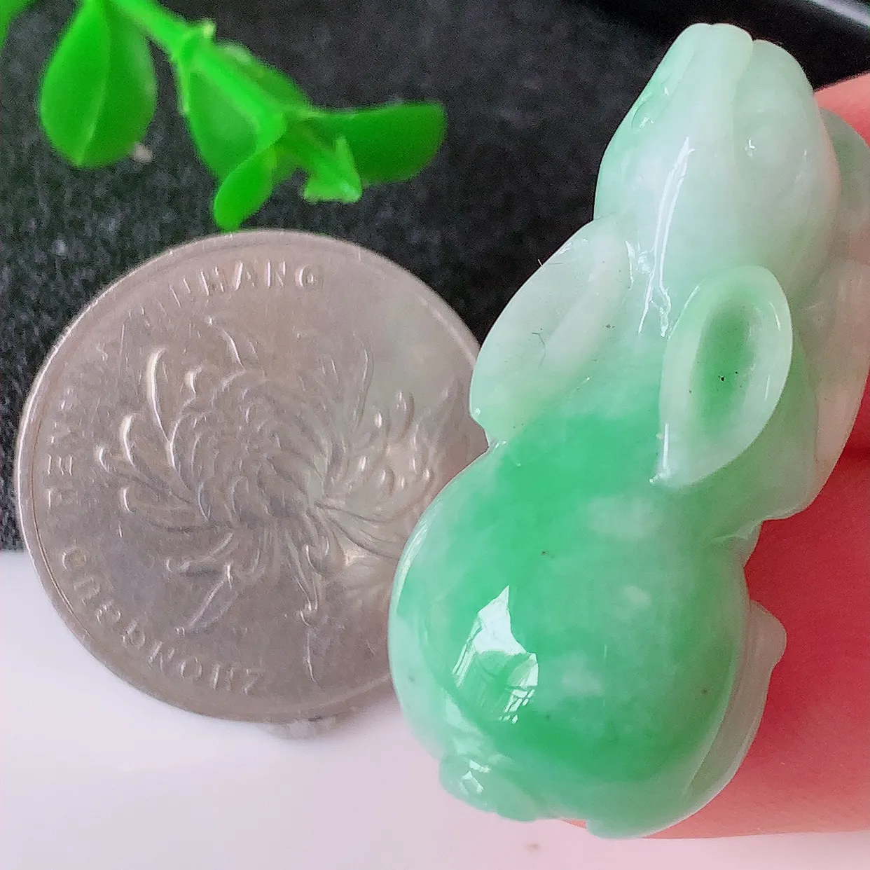 自然光实拍，水润飘绿翡翠生肖玉兔吊坠，翠色灵动，玉质细腻，颜色漂亮， 品相佳， 佩戴佳品！#87.16