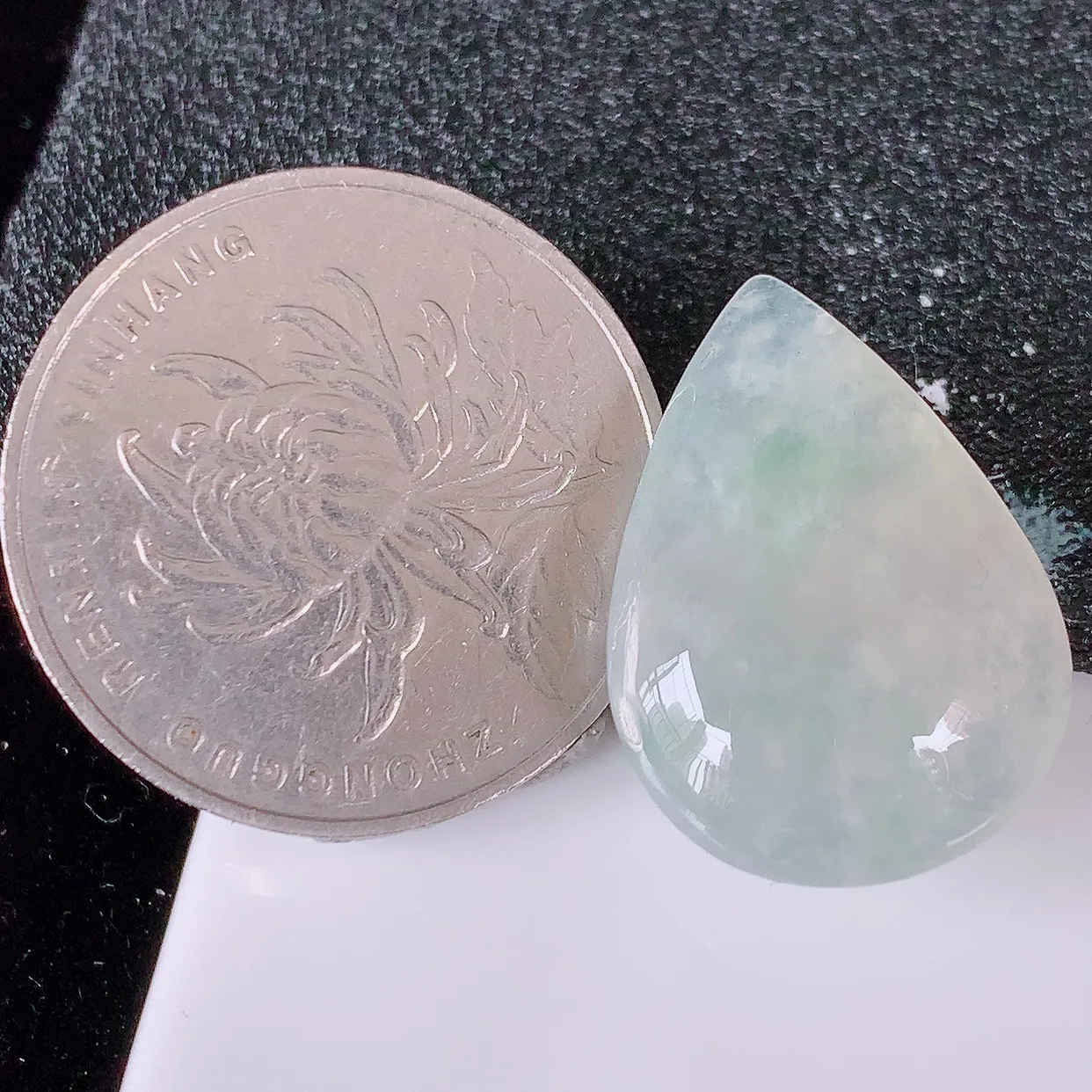 自然光实拍，冰种飘花翡翠水滴戒面，蛋面，翠色灵动，玉质细腻， 颜色漂亮，品相佳， 镶嵌更靓，佩戴佳品！#94.16