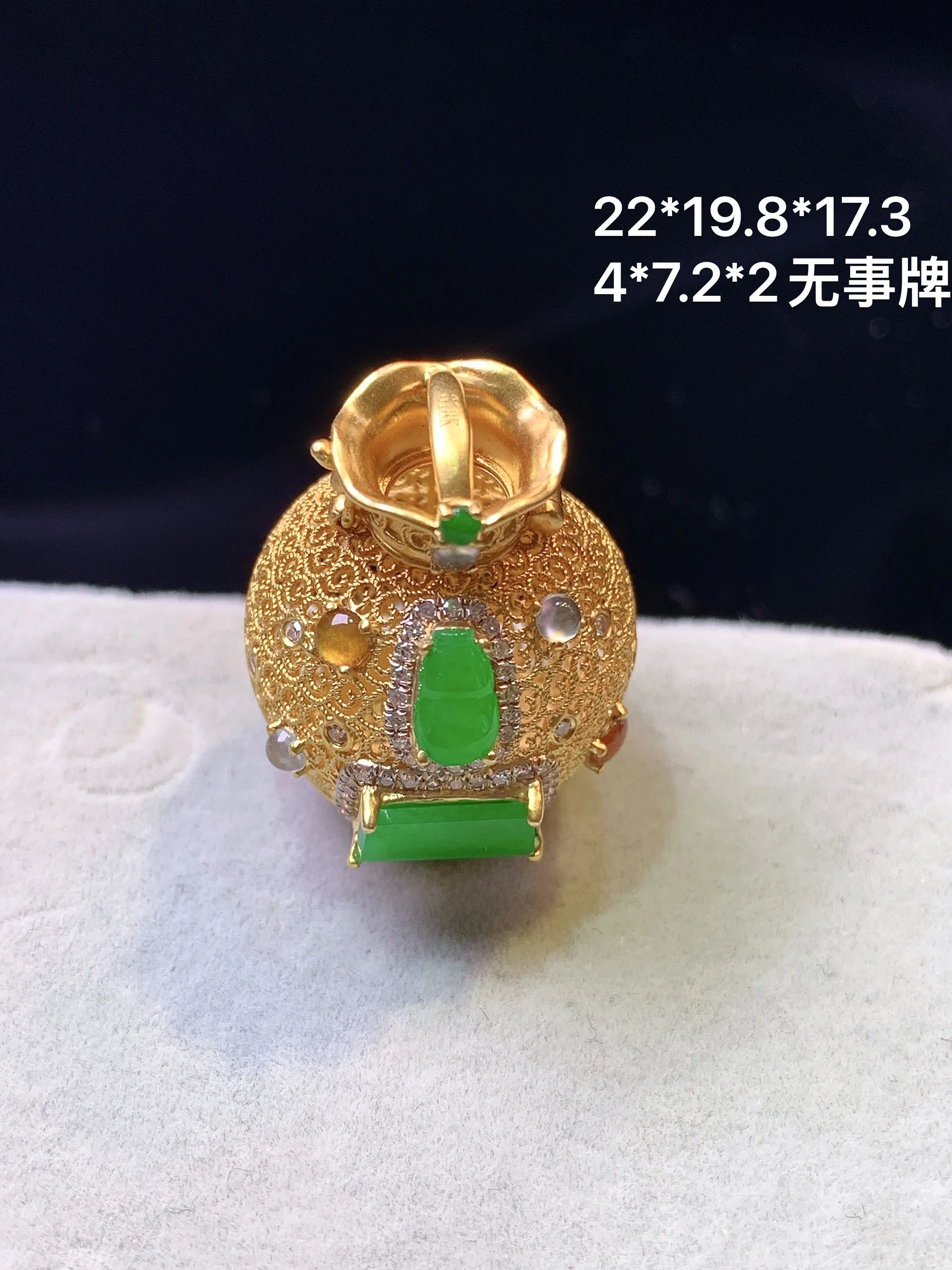 18k金钻镶嵌满绿无事牌花瓶吊坠 玉质细腻 色泽清新艳丽 整体尺寸22*19.8*17.3