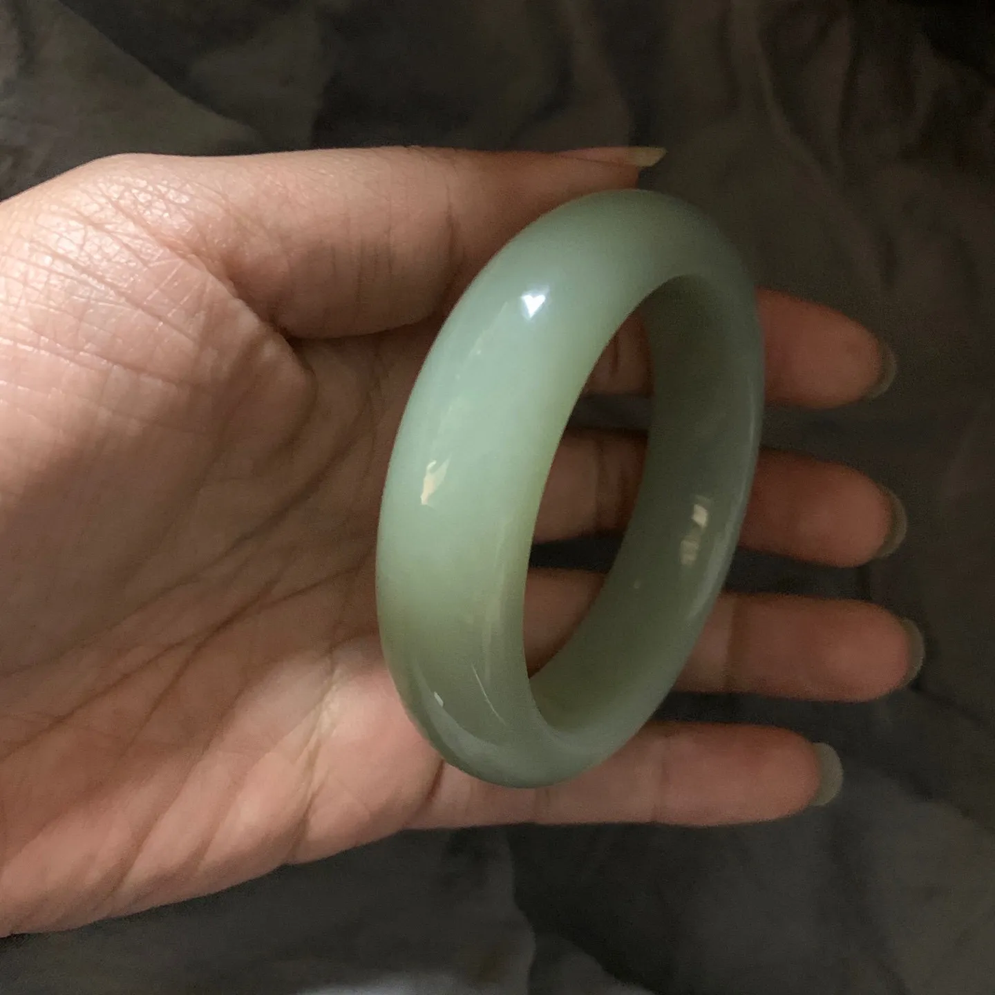 59圈口和田玉且末蓝宽版手镯，和田玉59圈口手镯，镯型古朴典雅。在诗情画意的雨巷相遇，你是我腕间的一抹风情，有你眸有深情.清风荡漾湖间静水，我愿俯身低眉，在烟波涟漪处寻