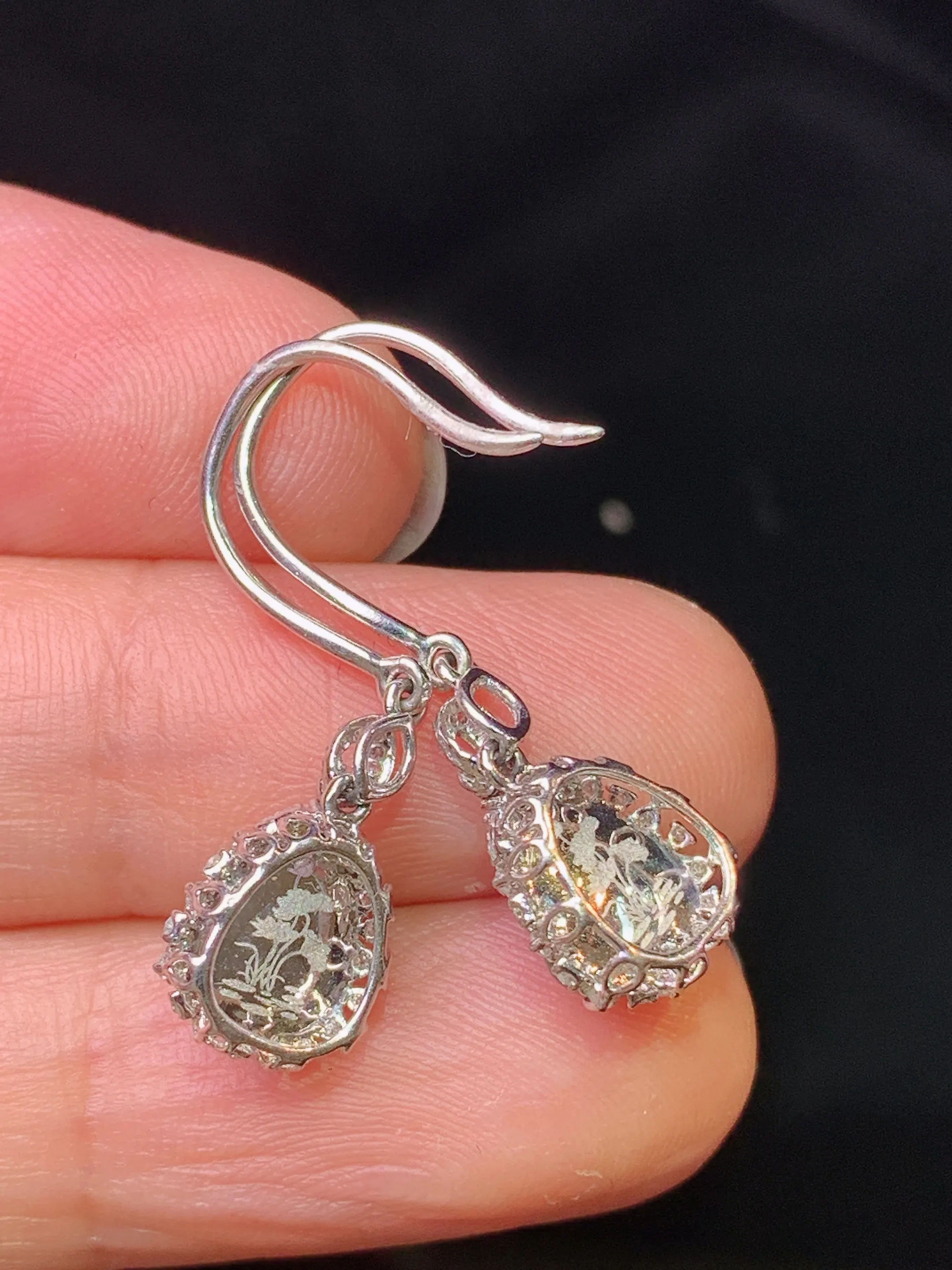 18k金钻镶嵌满绿葫芦耳坠 玉质细腻 色泽清新艳丽 整体尺寸27.2*8*6