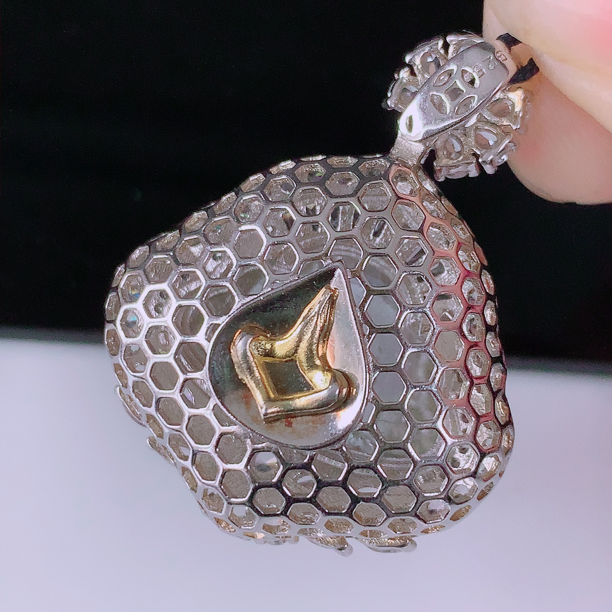 冰透满绿翡翠925银镶嵌佛公吊坠，自然光实拍，翠色灵动，颜色漂亮，种老水足，品相佳，佩戴佳品！#97.22整体34.2-26-12.5裸石20*15.5mm