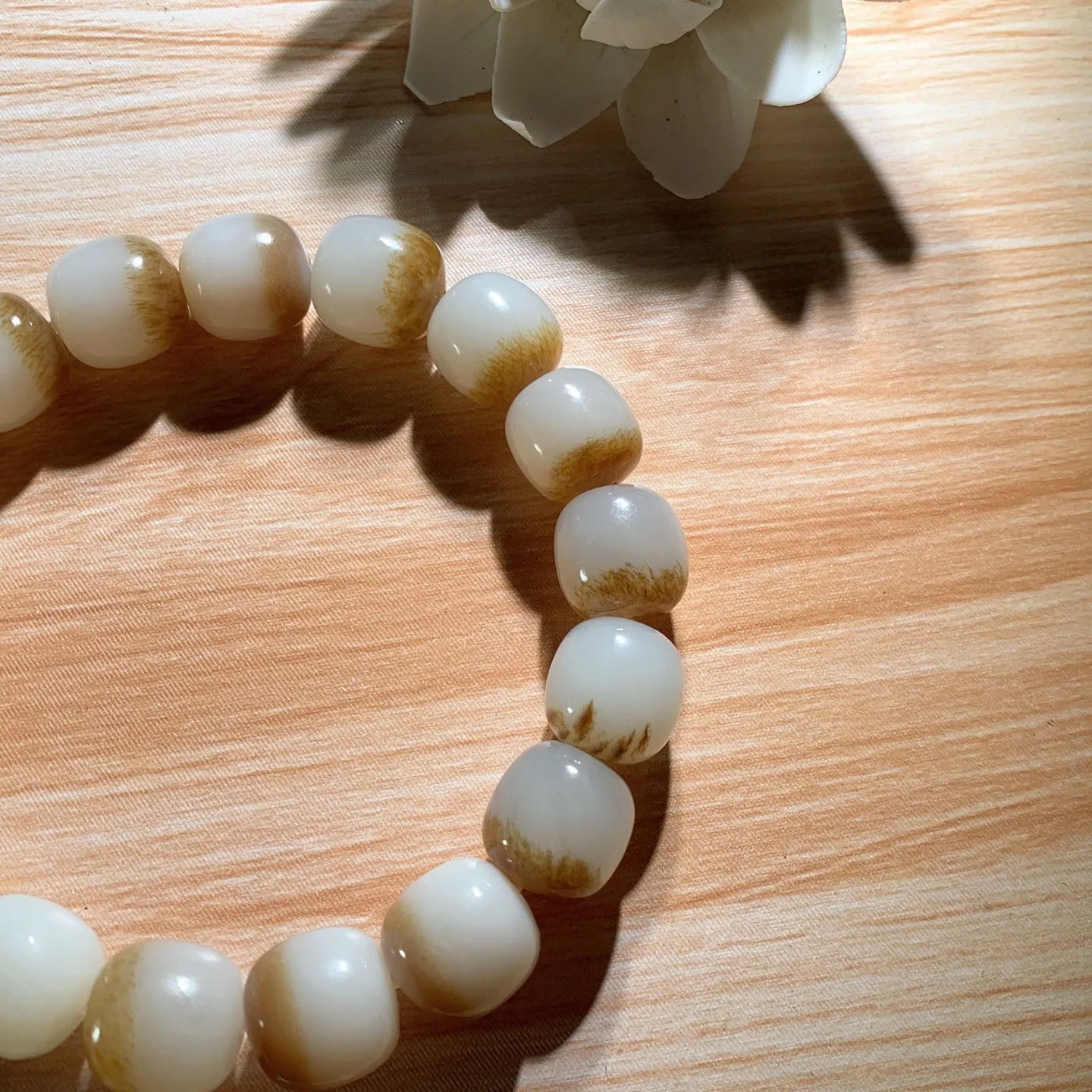 新疆和田玉且末糖老型珠手串 单颗尺寸12！玉质细腻油润。手推出油。佩戴高端典雅。lt260126