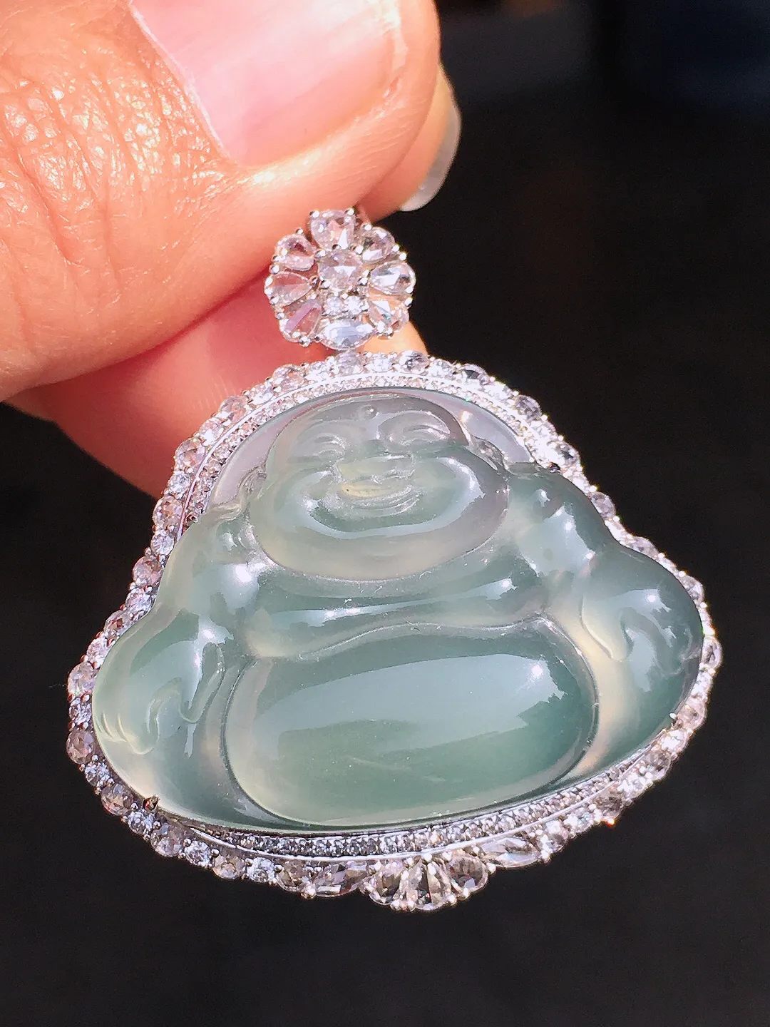 冰种佛公吊坠，玉质细腻，荧光感超
强，饱满圆润，尽显优雅气质，18k
金豪华镶嵌