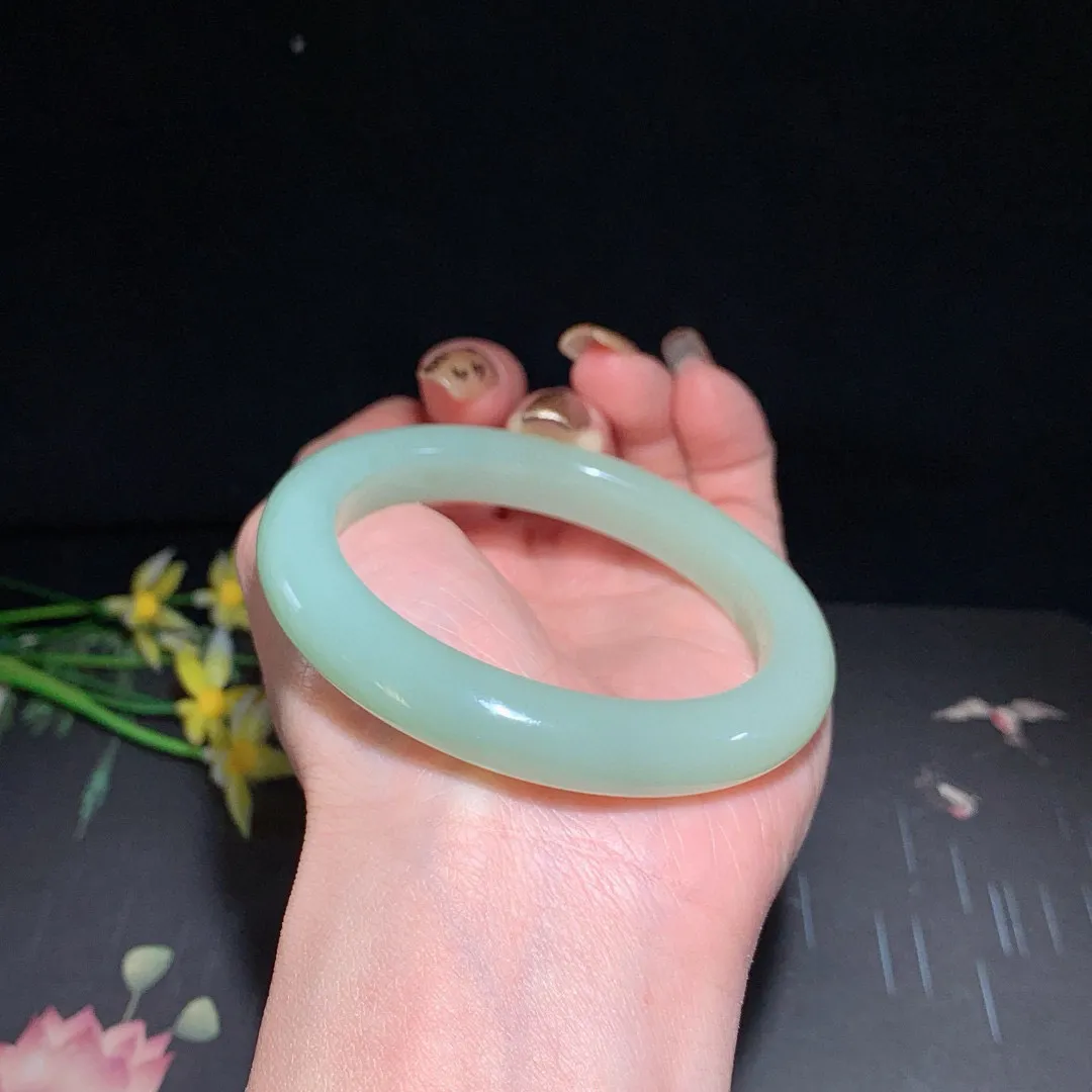 和田玉55.8圈口且末蓝手镯！玉质细腻油润 底色纯净 无裂无杂 脂粉好，品质高。