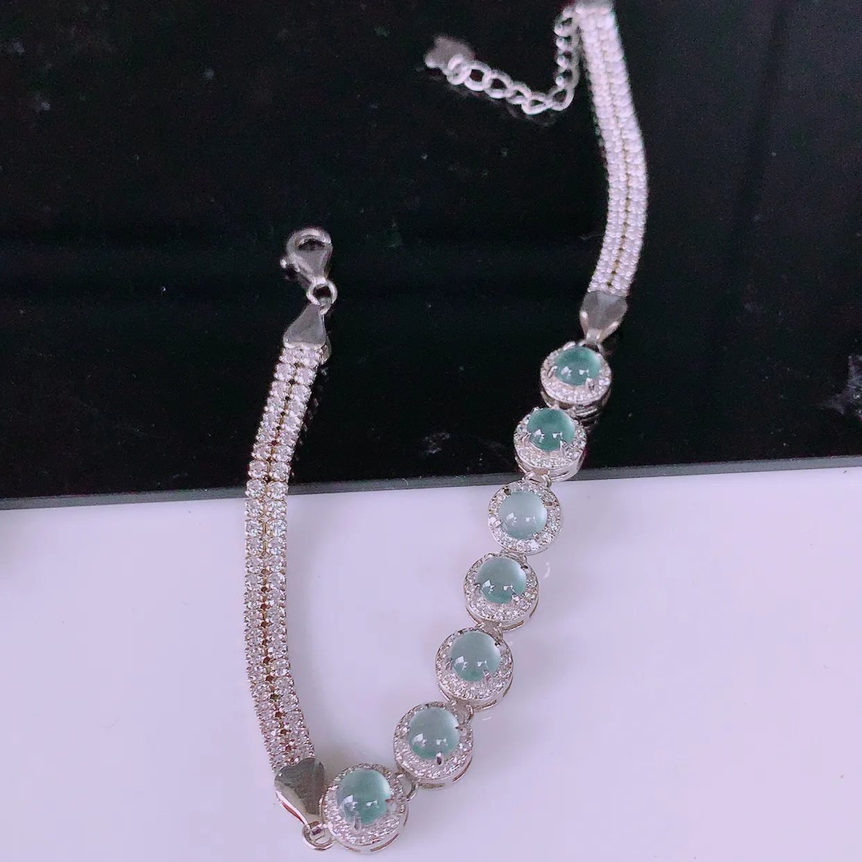 冰透满绿翡翠925银镶嵌手链，自然光实拍，翠色灵动，颜色漂亮，种老水足，品相佳，佩戴佳品！#97.22取一整体6.5*6.5*5.5裸石 4-4