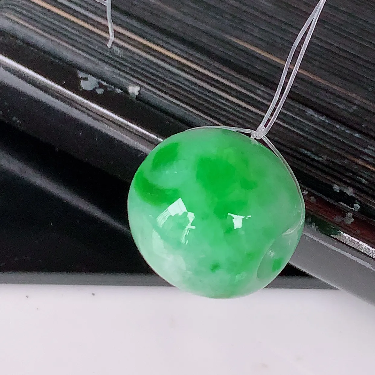 自然光实拍，冰润飘绿翡翠路路通吊坠，寓意好运连连，路路畅通，经典款式，财运滚滚，路路通， 佩戴效果更好！ 配银链子#49.22