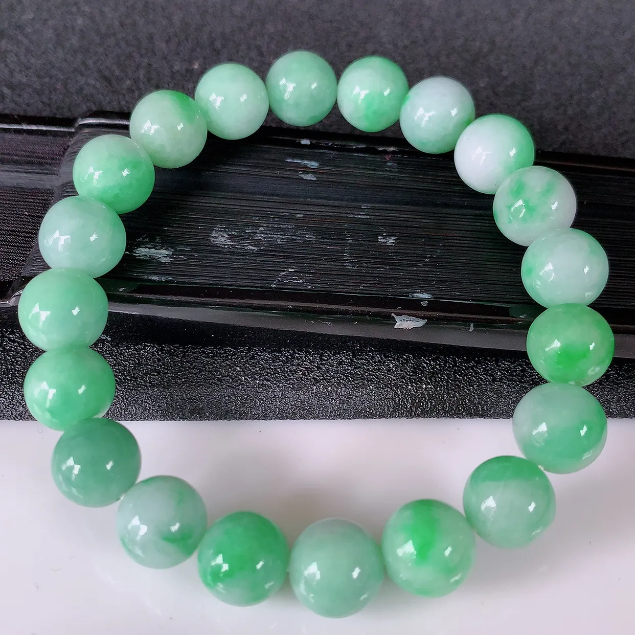 自然光实拍，冰润飘绿翡翠手串手链，种老水足，冰清玉润   颜色漂亮  #46.16取一尺寸9.5