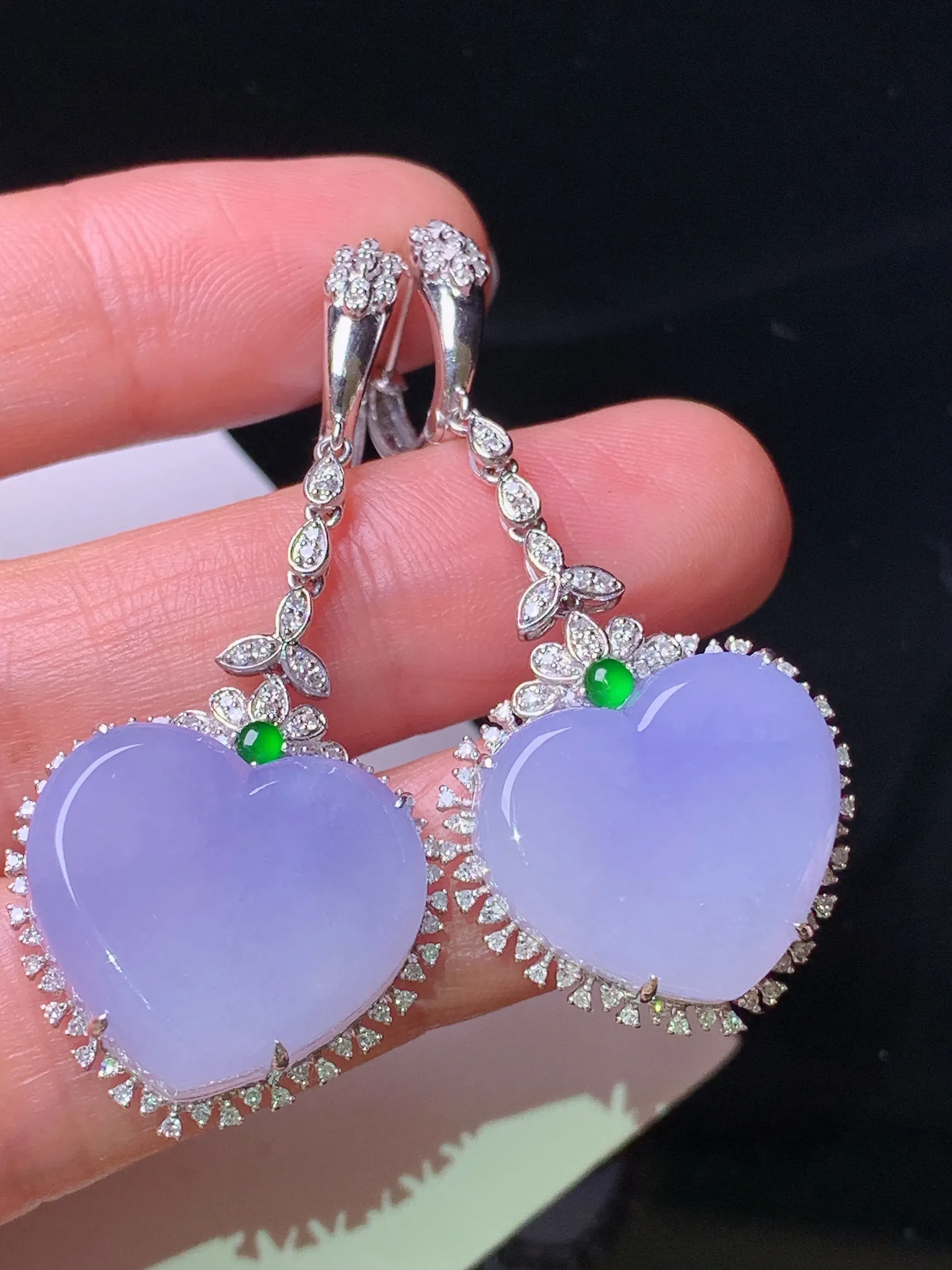 18k金钻镶嵌紫罗兰心形耳坠 玉质细腻 色泽清新艳丽 整体尺寸48.5*21.2*9