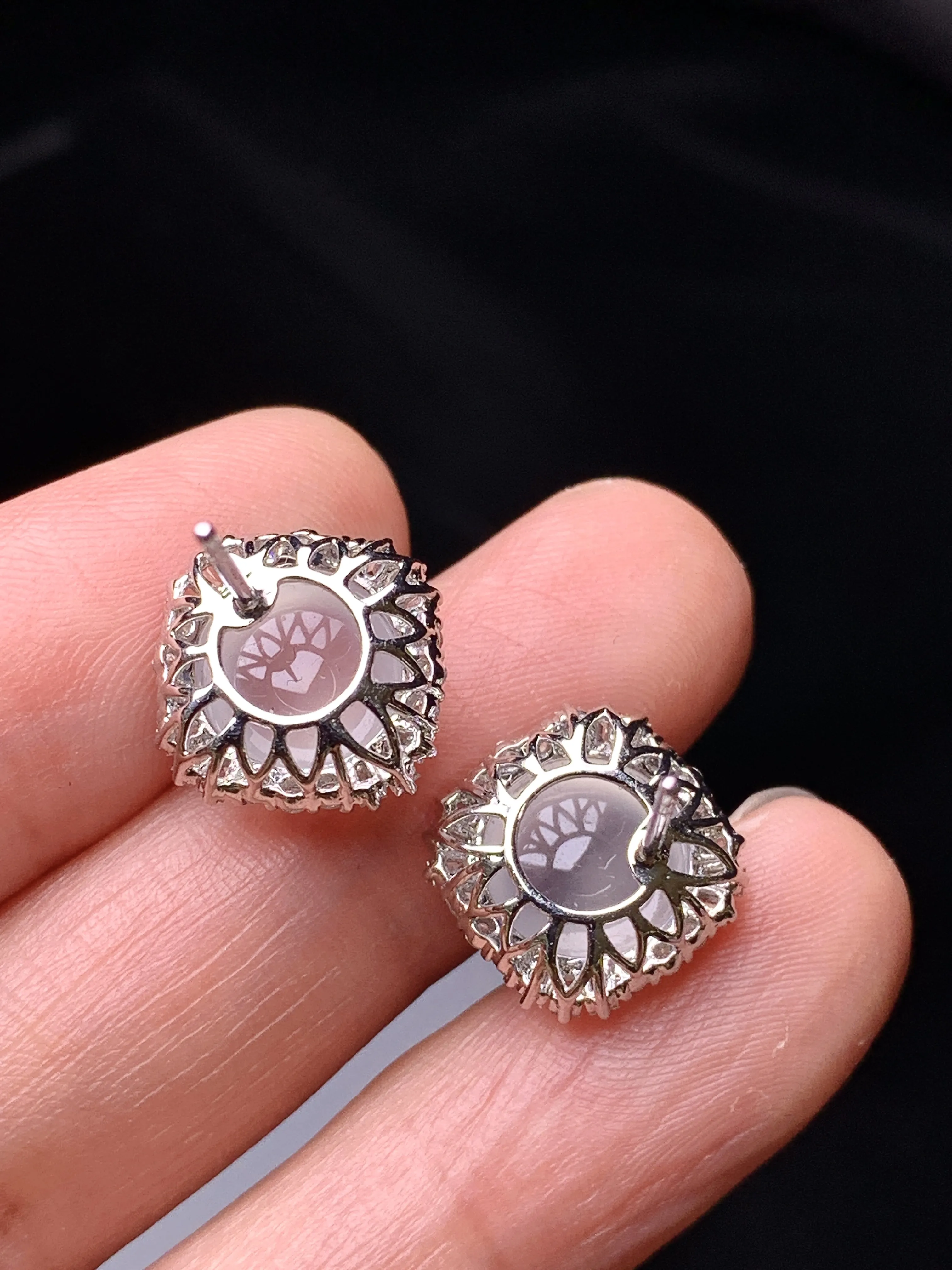 18k金钻镶嵌冰种蛋面耳钉 玉质细腻 色泽清新艳丽 整体尺寸13.5*8.5