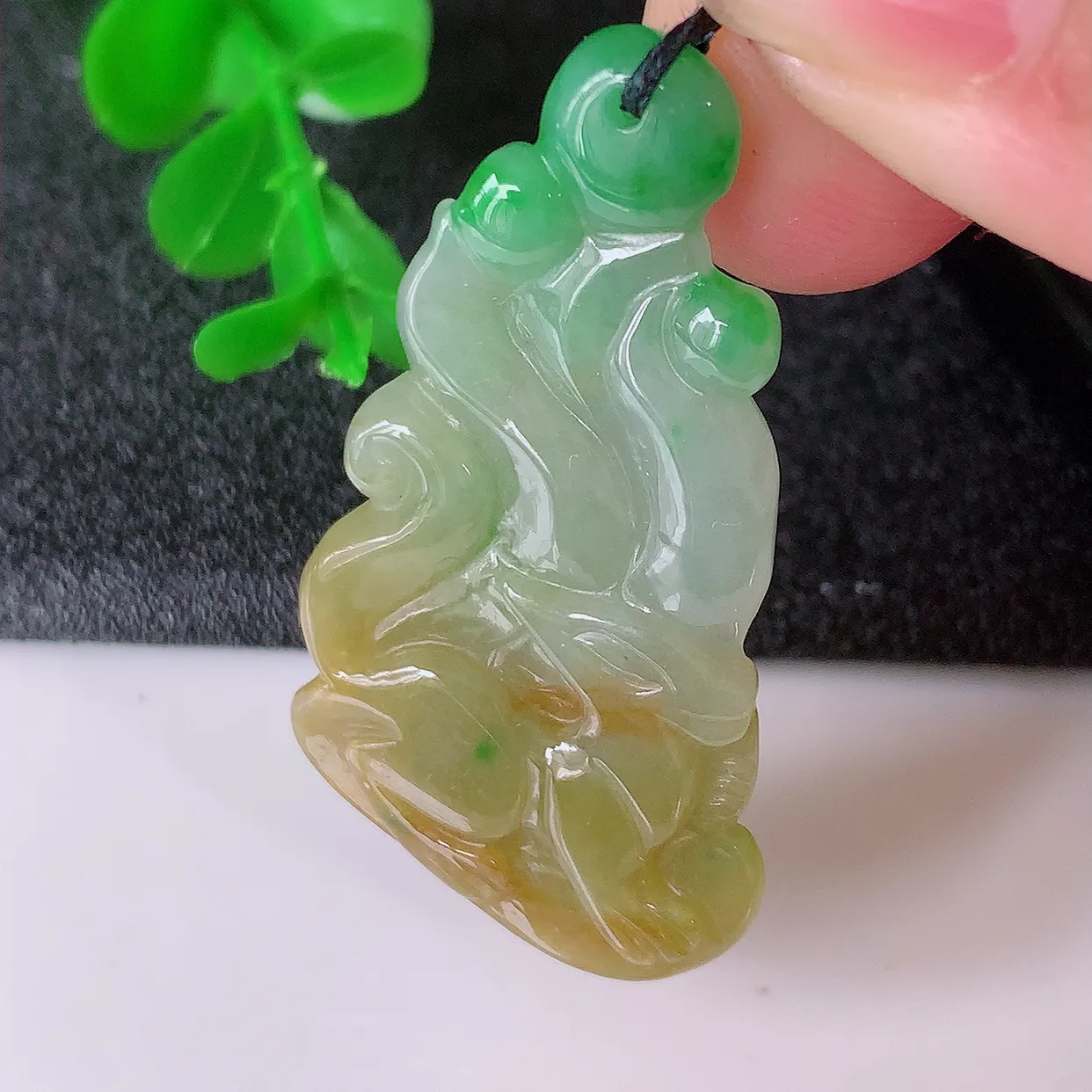 自然光实拍，水润黄加绿翡翠狐狸吊坠，翠色灵动，玉质细腻，颜色漂亮， 品相佳， 佩戴佳品！#87.16