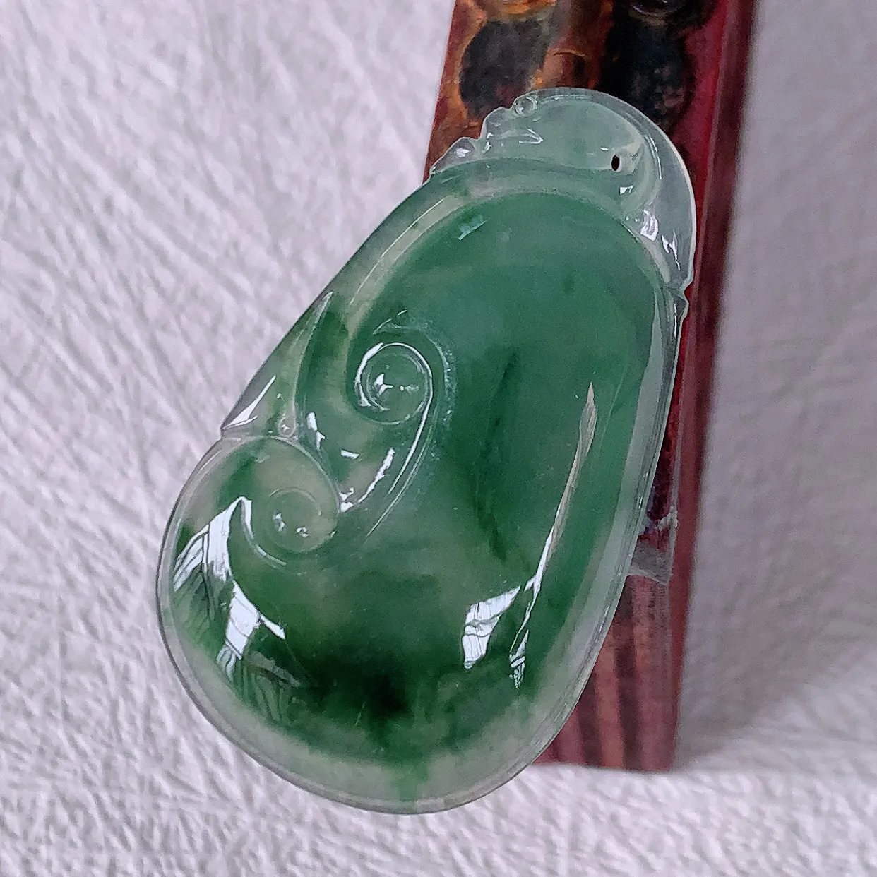 自然光实拍，冰种飘花翡翠如意吊坠，上身效果非常美，饱满大气，工艺美，万事如意如意一生 #01.22