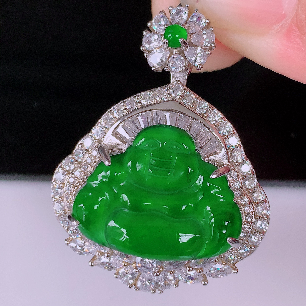 冰透满绿翡翠925银镶嵌佛公吊坠，自然光实拍，翠色灵动，颜色漂亮，种老水足，品相佳，佩戴佳品！#97.22整体34.2-26-12.5裸石20*15.5mm