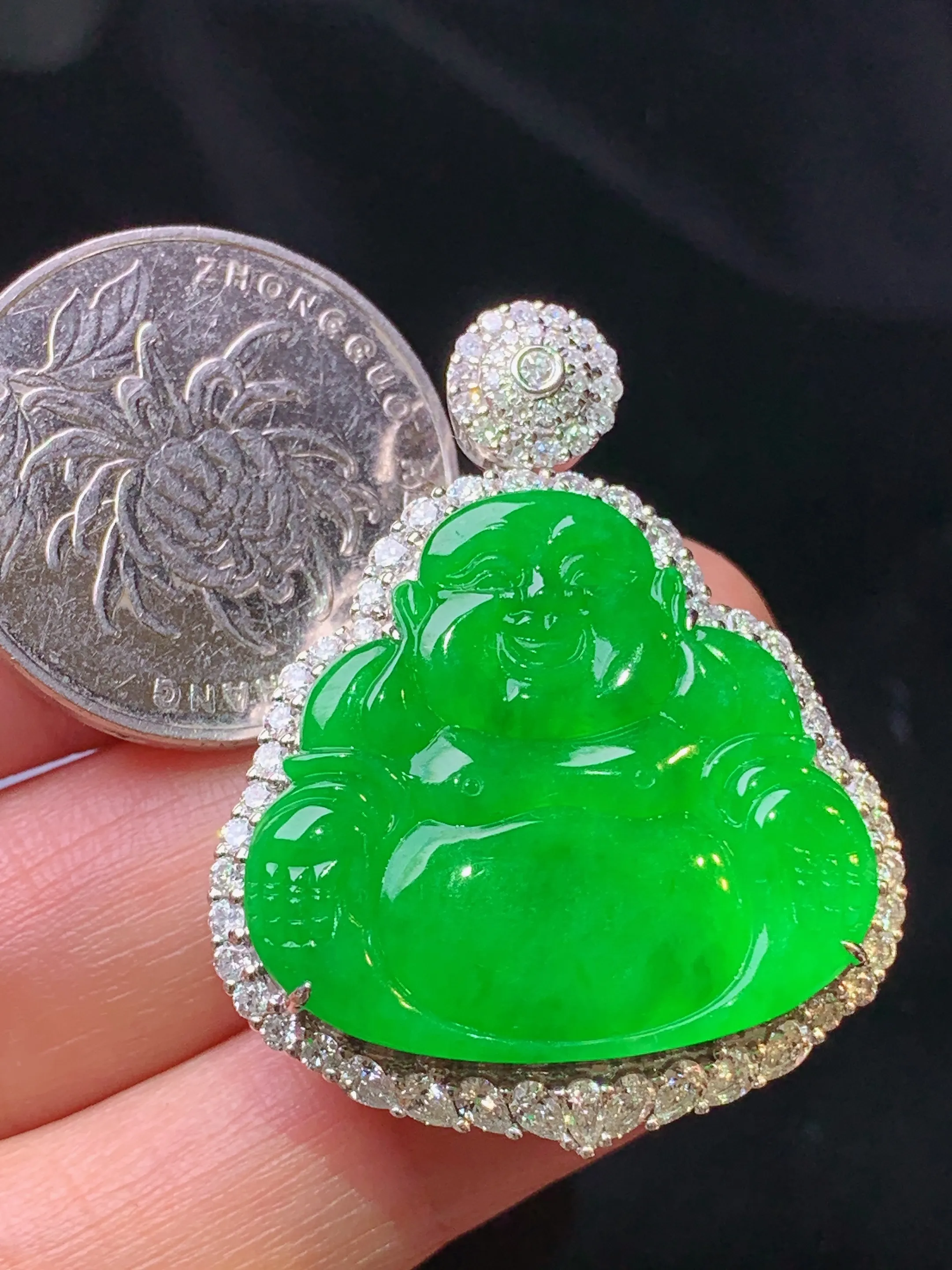 18k金钻镶嵌满绿佛公吊坠 玉质细腻 色泽清新艳丽 整体尺寸38.5*30.2*10.8
