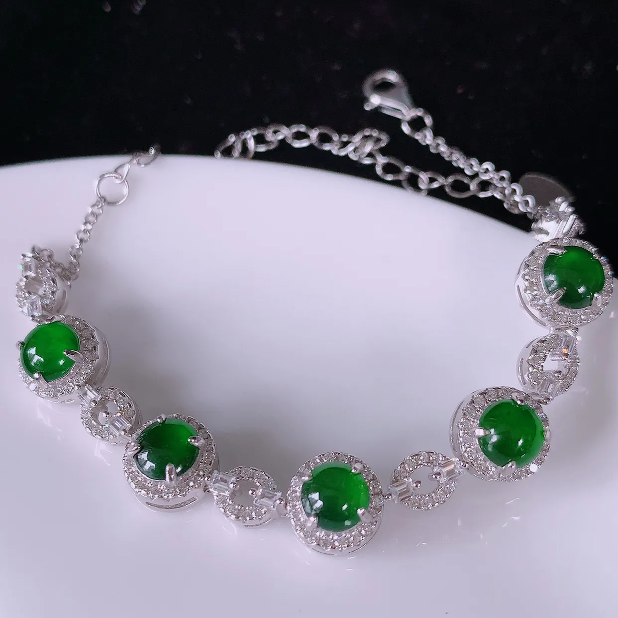 冰透满绿翡翠925银镶嵌手链，自然光实拍，翠色灵动，颜色漂亮，种老水足，品相佳，佩戴佳品！#97.16取一整体8*8*5.5 裸石 5.5*5.5