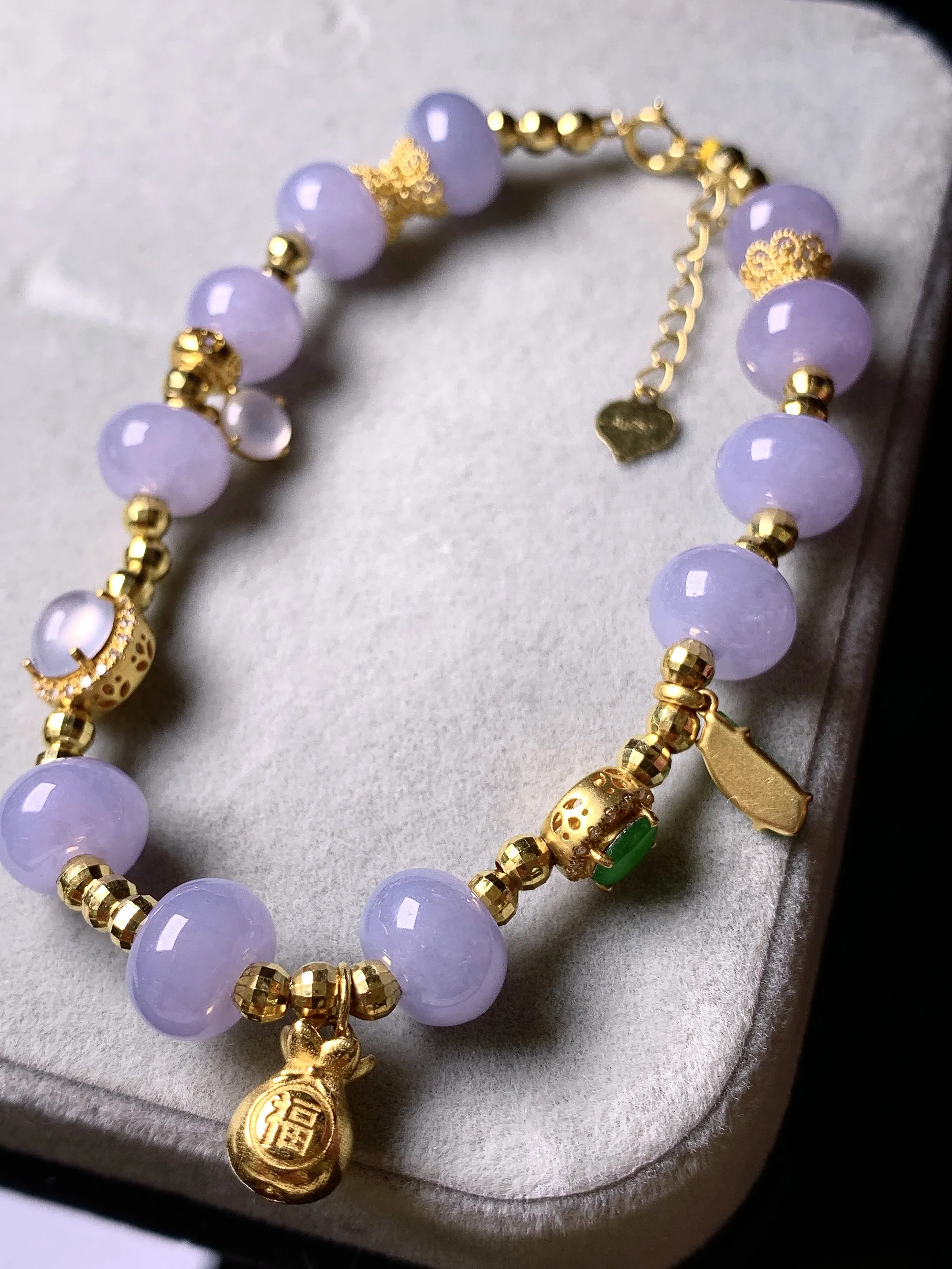 18k金钻镶嵌紫罗兰算盘珠手链 玉质细腻 色泽清新艳丽 整体尺寸8.8*5.5