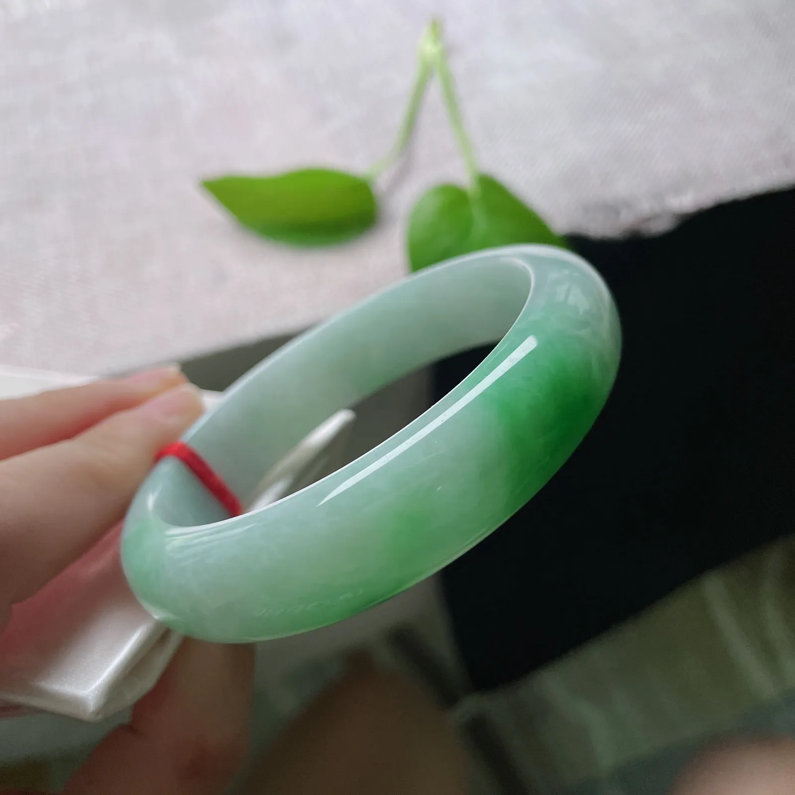 57.8/14.8/8.5飘绿正圈，水润，宽版，婉间 一抹灵韵翠绿，贵气～