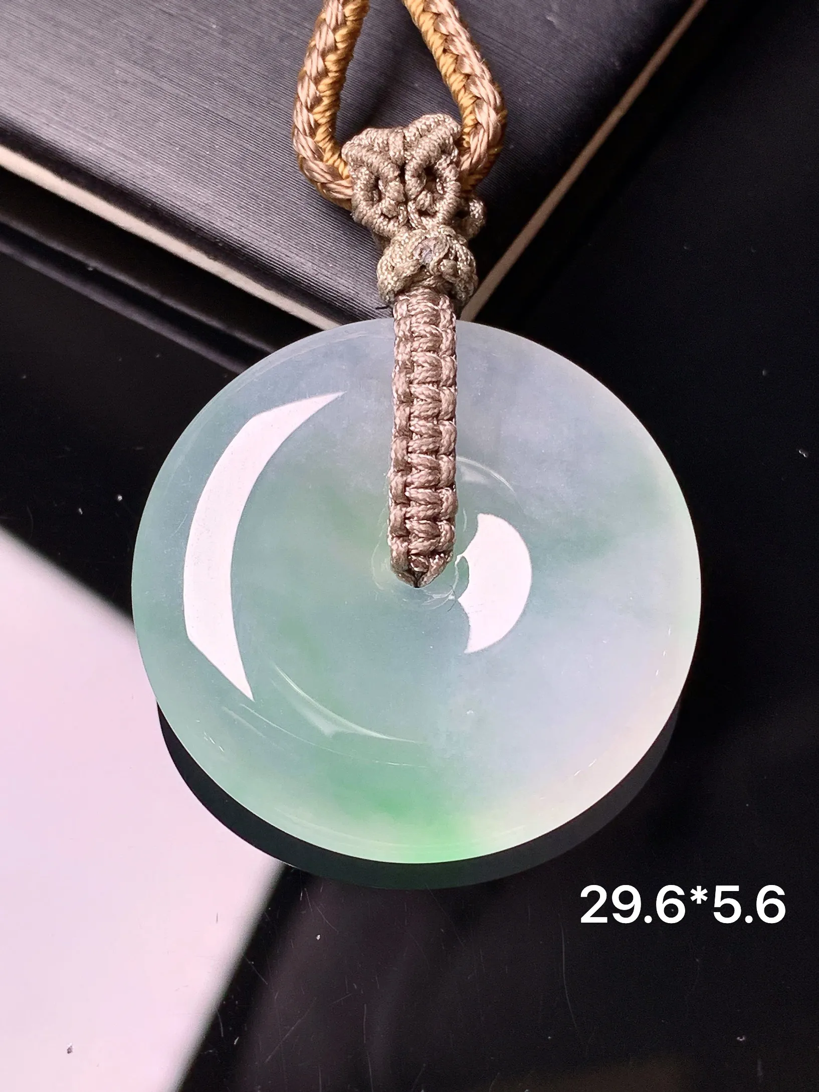 飘绿平安扣吊坠 玉质细腻 色泽清新艳丽 整体尺寸29.6*5.6