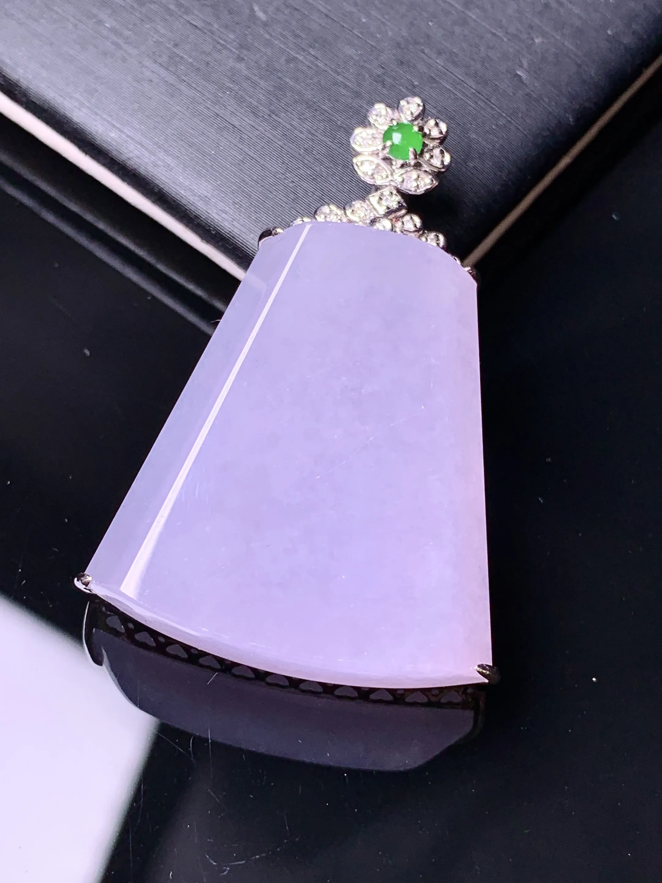 18k金钻镶嵌淡紫罗兰无事牌吊坠 玉质细腻 色泽清新艳丽 整体尺寸37.8*25*8.7