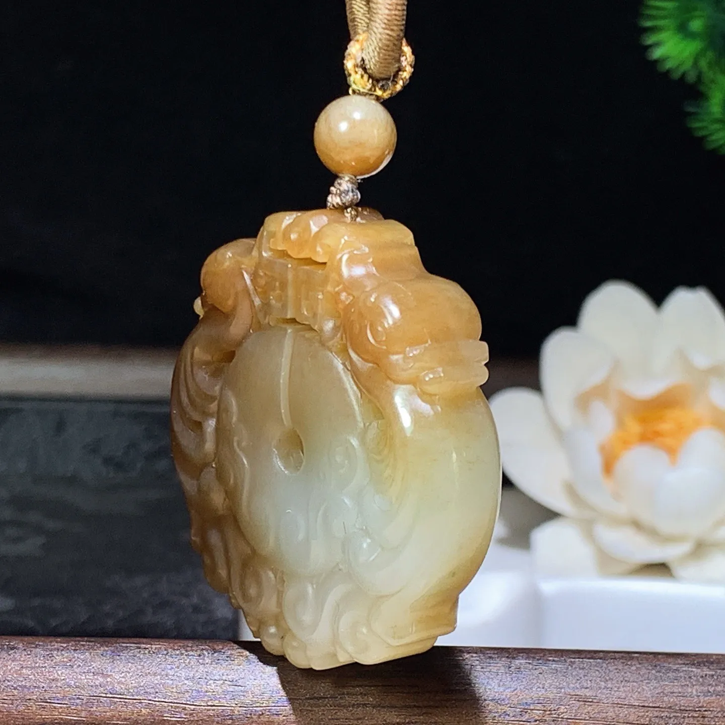 新疆和田玉且末糖仿古龙凤挂件 尺寸45/11重45.7克。玉质细腻油润。手推出油。佩戴高端典雅。lt260127