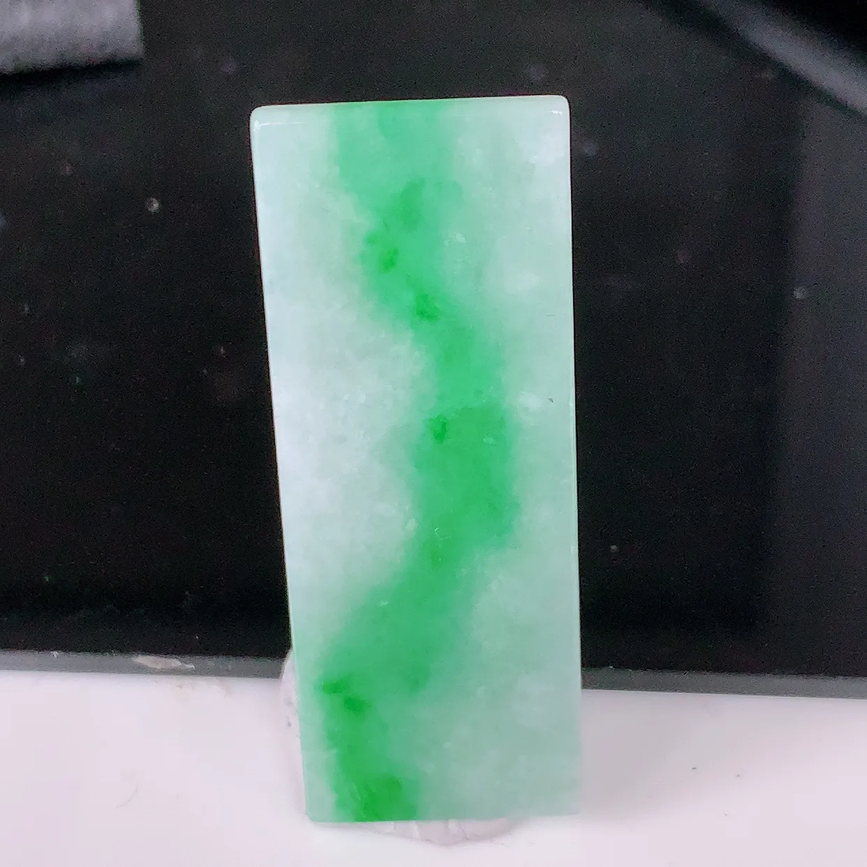 自然光实拍，冰润飘绿翡翠无事牌吊坠，种老水足，雕工精湛 ，寓意美好， 佩戴时尚出众！#05.22