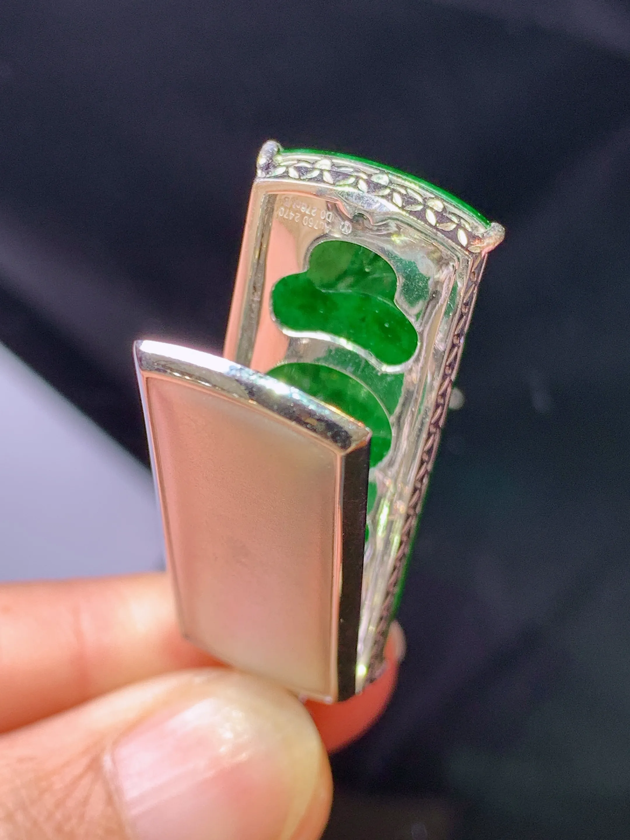 18k金钻镶嵌翠绿无事牌吊坠 玉质细腻 色泽清新艳丽 整体尺寸47*14.2*7.3