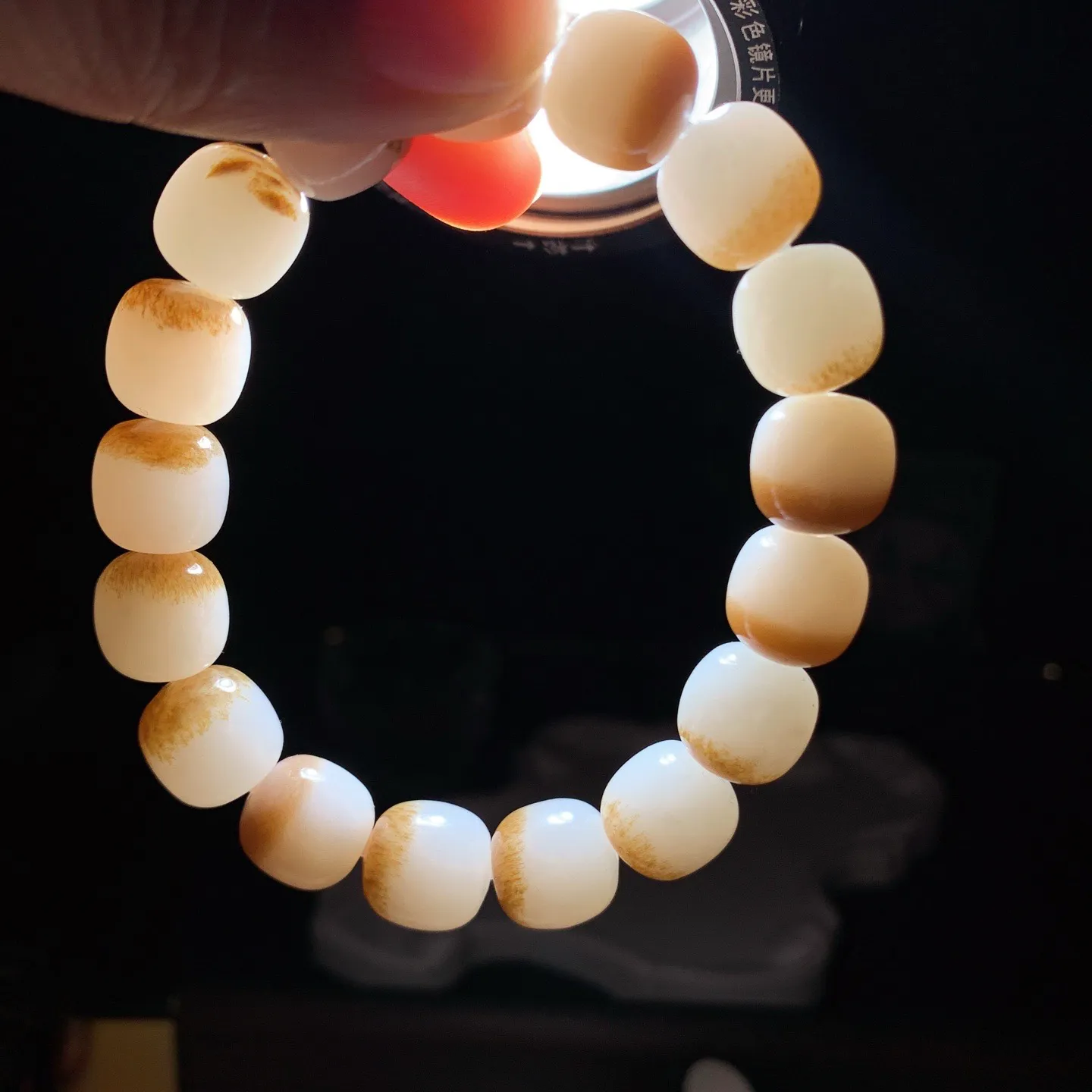 新疆和田玉且末糖老型珠手串 单颗尺寸12！玉质细腻油润。手推出油。佩戴高端典雅。lt260126