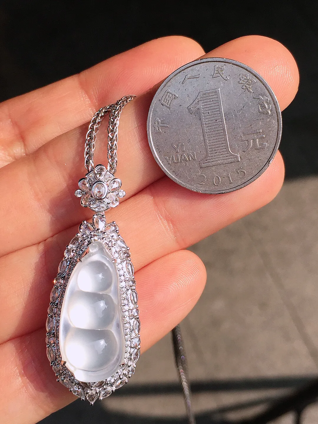 冰种福豆吊坠，玉质细腻，荧光感超
强，饱满圆润，尽显优雅气质，18k
金豪华镶嵌