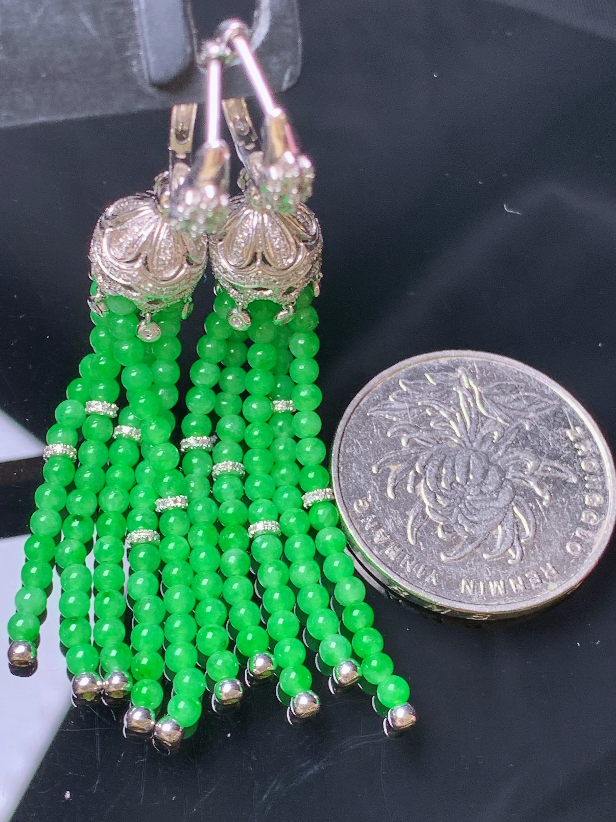 18k金钻镶嵌翠绿小米珠耳坠 玉质细腻 色泽清新艳丽 裸石尺寸2.8