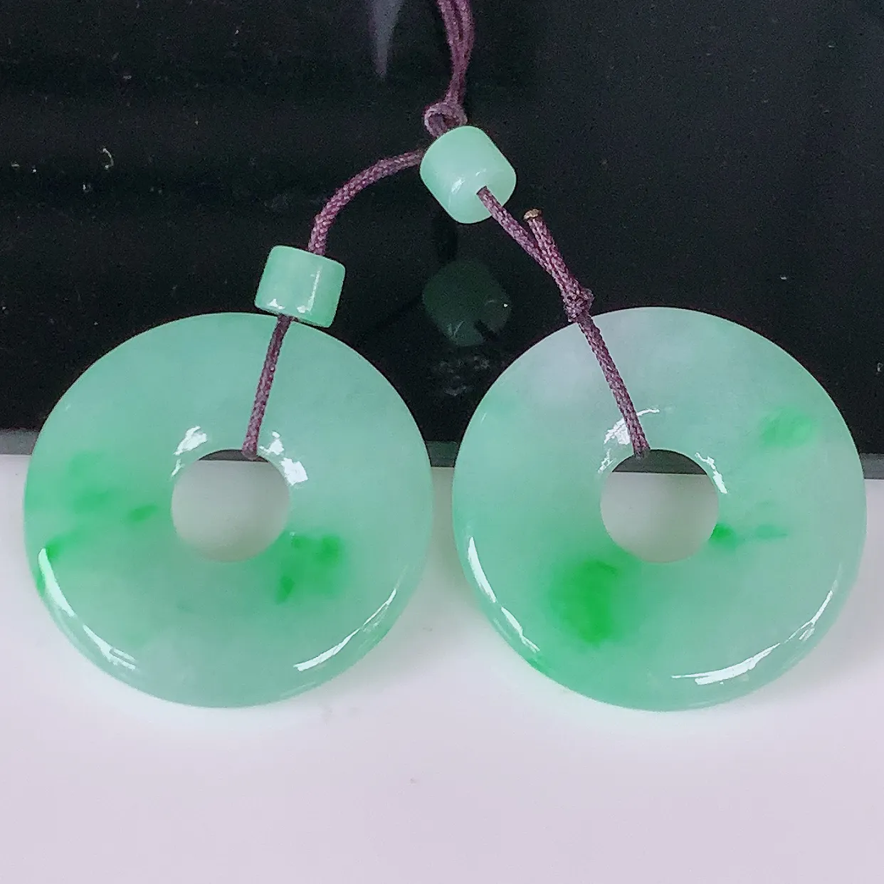 自然光实拍，冰飘绿翡翠一对平安扣耳坠，翠色灵动，玉质细腻，颜色漂亮，品相佳佩戴佳品！配银线 #49.