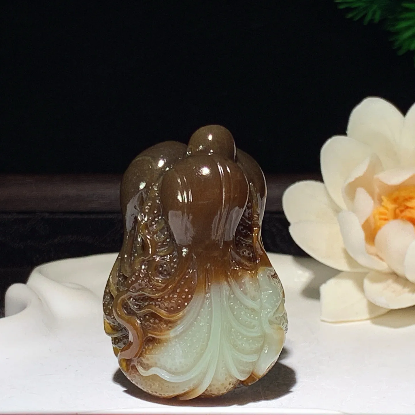 新疆和田玉且末糖遇百财白菜挂件 尺寸48/33/25重59克。玉质细腻油润。手推出油。佩戴高端典雅。