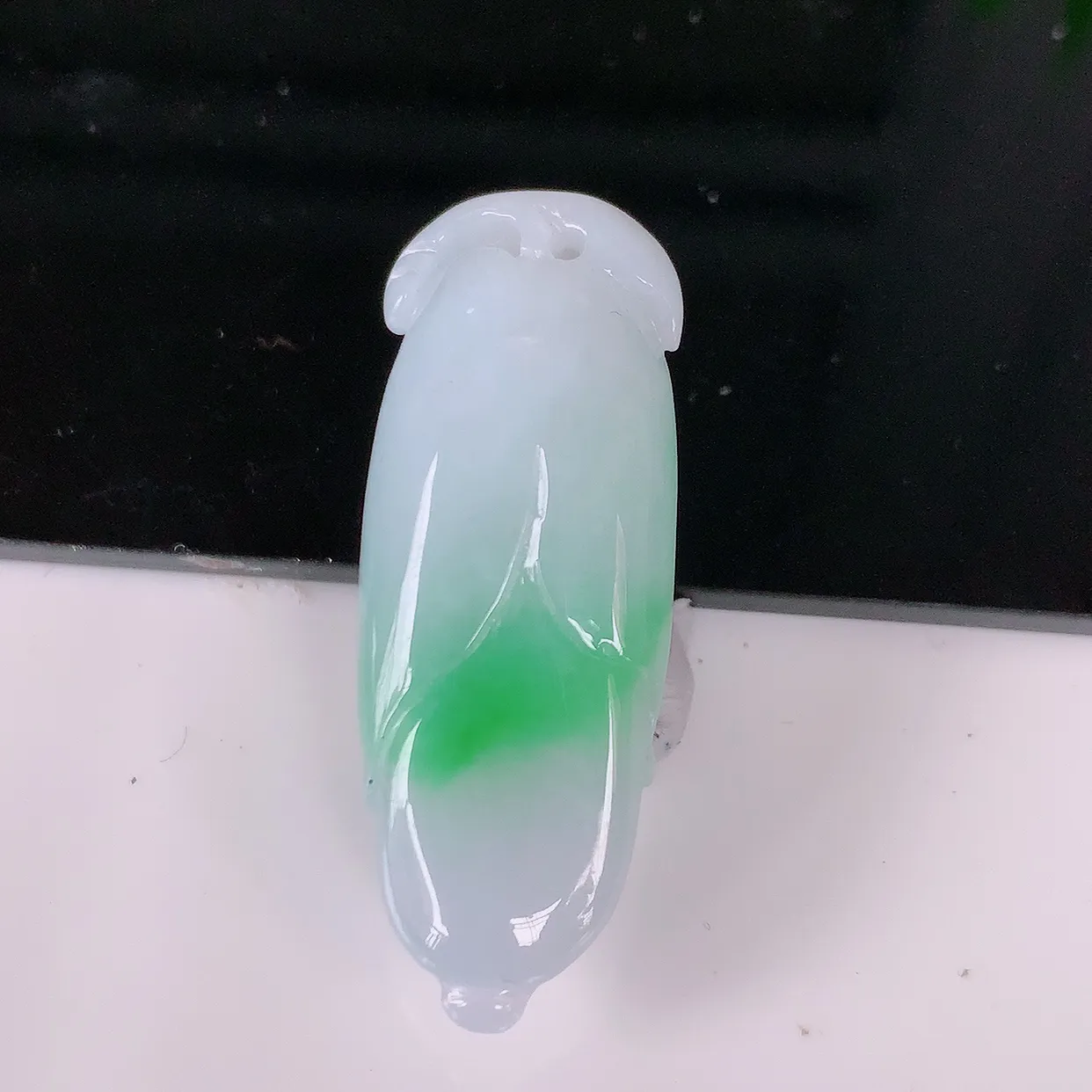 自然光实拍，冰润飘绿翡翠玉兰花吊坠，种老水足，雕工精湛 ， 寓意美好， 佩戴时尚出众！#57.22