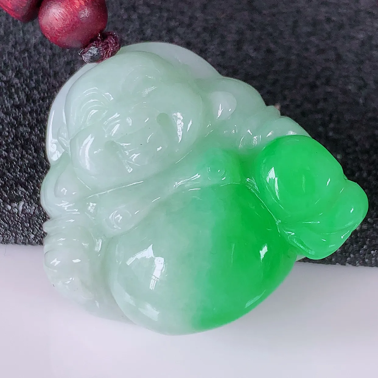 自然光实拍，冰润飘阳绿翡翠佛公吊坠，开心笑佛，种老水足，颜色漂亮， 立体饱满圆润， 佩戴效果赞#46.16