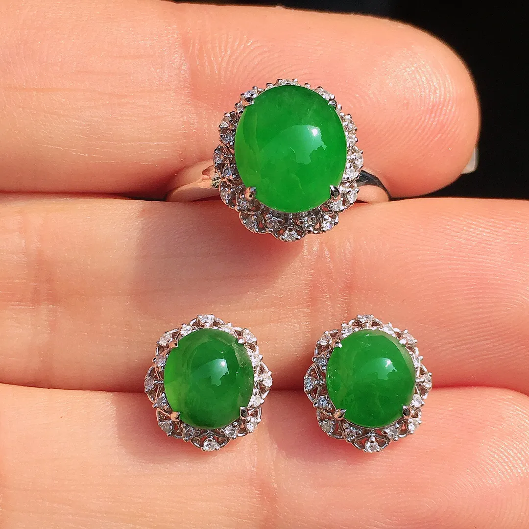 阳绿蛋面套装（耳钉+戒指），色泽均匀艳丽，玉质细腻，荧光感超
强，饱满圆润，尽显优雅气质，18k
金豪华镶嵌