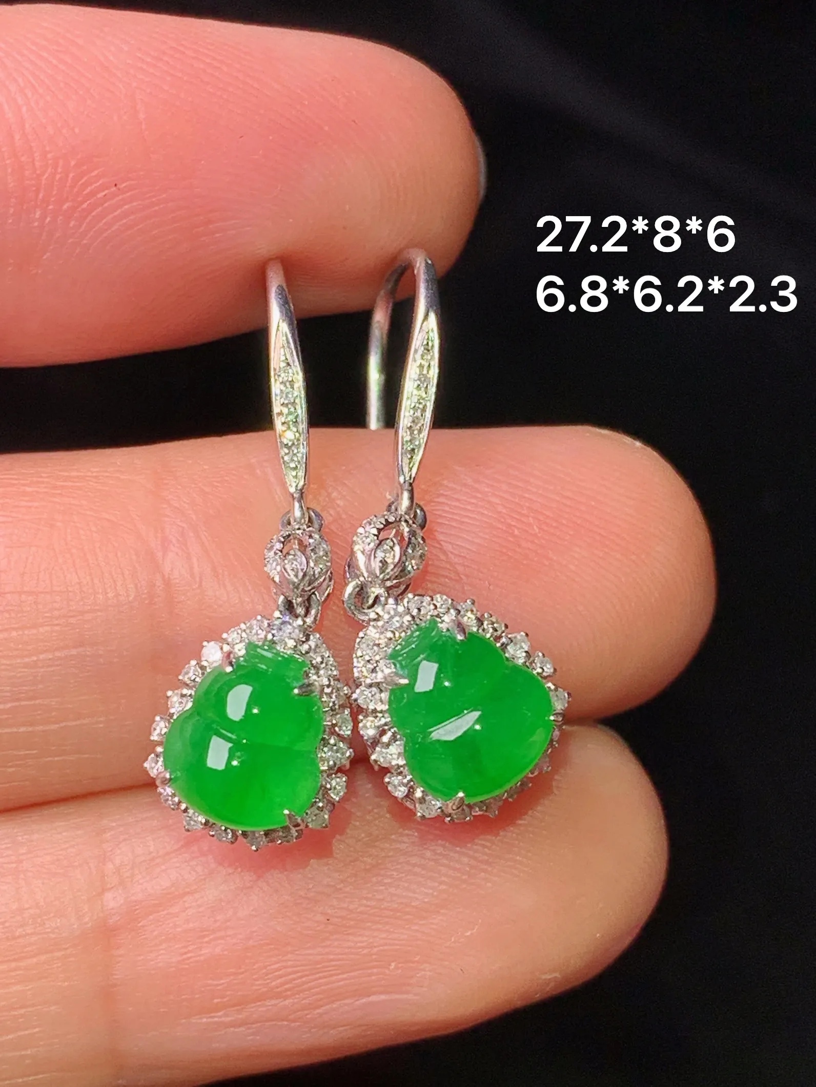 18k金钻镶嵌满绿葫芦耳坠 玉质细腻 色泽清新艳丽 整体尺寸27.2*8*6