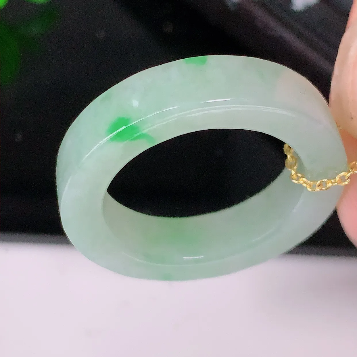 自然光实拍，20.2mm内径冰飘绿翡翠指环，玉戒指，玉质莹润，好精美好冰润的指环，23圈口，上手纤巧