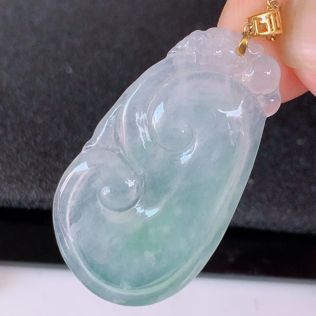 自然光实拍，18k金镶嵌冰种翡翠如意吊坠，款式新颖时尚，日常百搭的款。清秀高雅，佩戴优雅高贵！#41.22整体45*裸石39.5*22*3.8