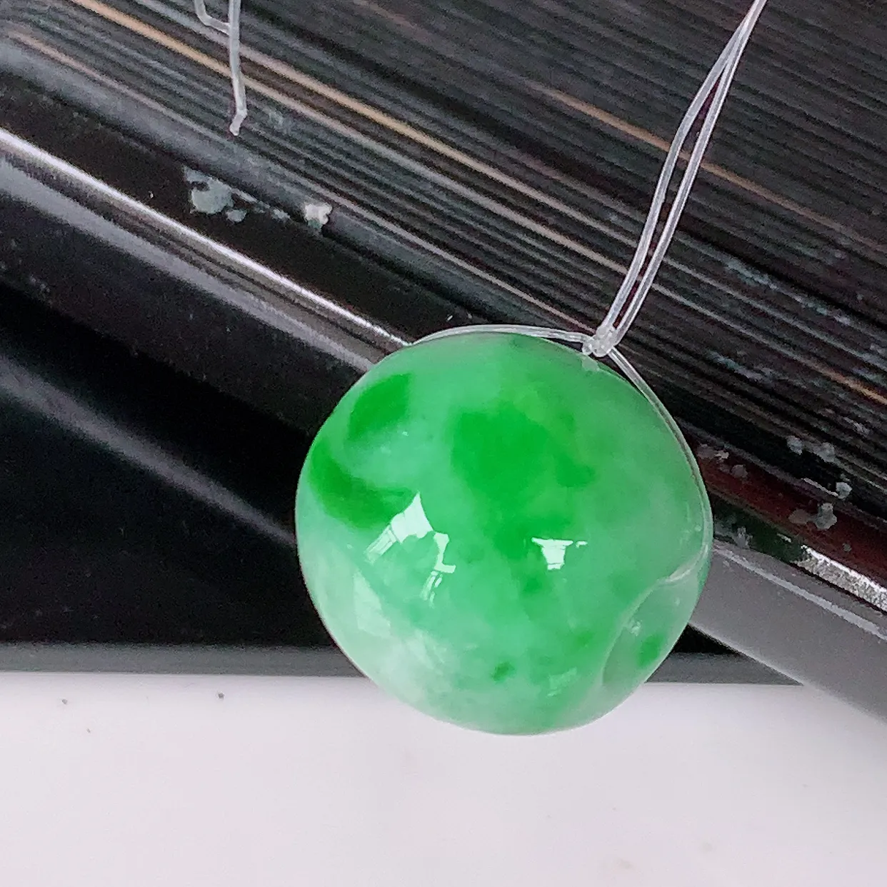 自然光实拍，冰润飘绿翡翠路路通吊坠，寓意好运连连，路路畅通，经典款式，财运滚滚，路路通， 佩戴效果更好！ 配银链子#49.22