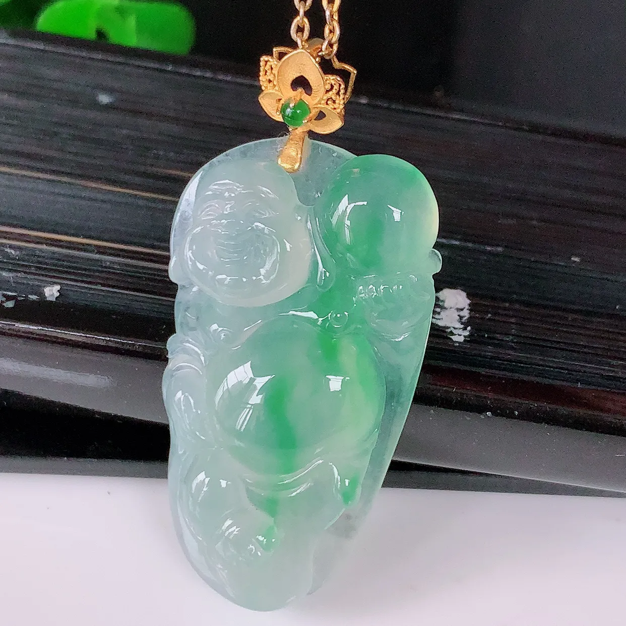 自然光实拍，18K金镶嵌冰种飘绿翡翠逍遥布袋佛吊坠，代代有钱，水足丰盈，盈满欢喜， 配戴送礼佳品！#